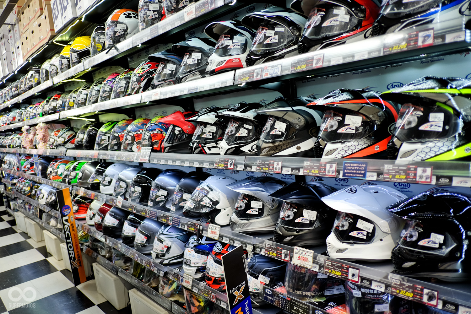 連道路越野的兩用帽也是整排,有點誇張