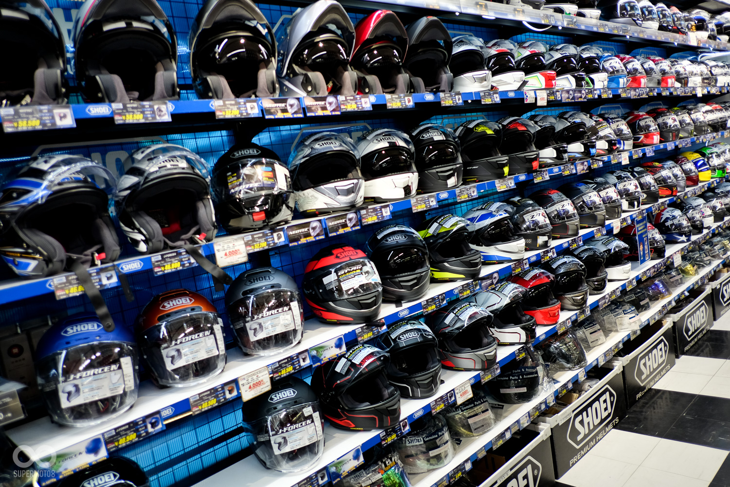 整排的可樂帽和半罩帽,任君自由試戴