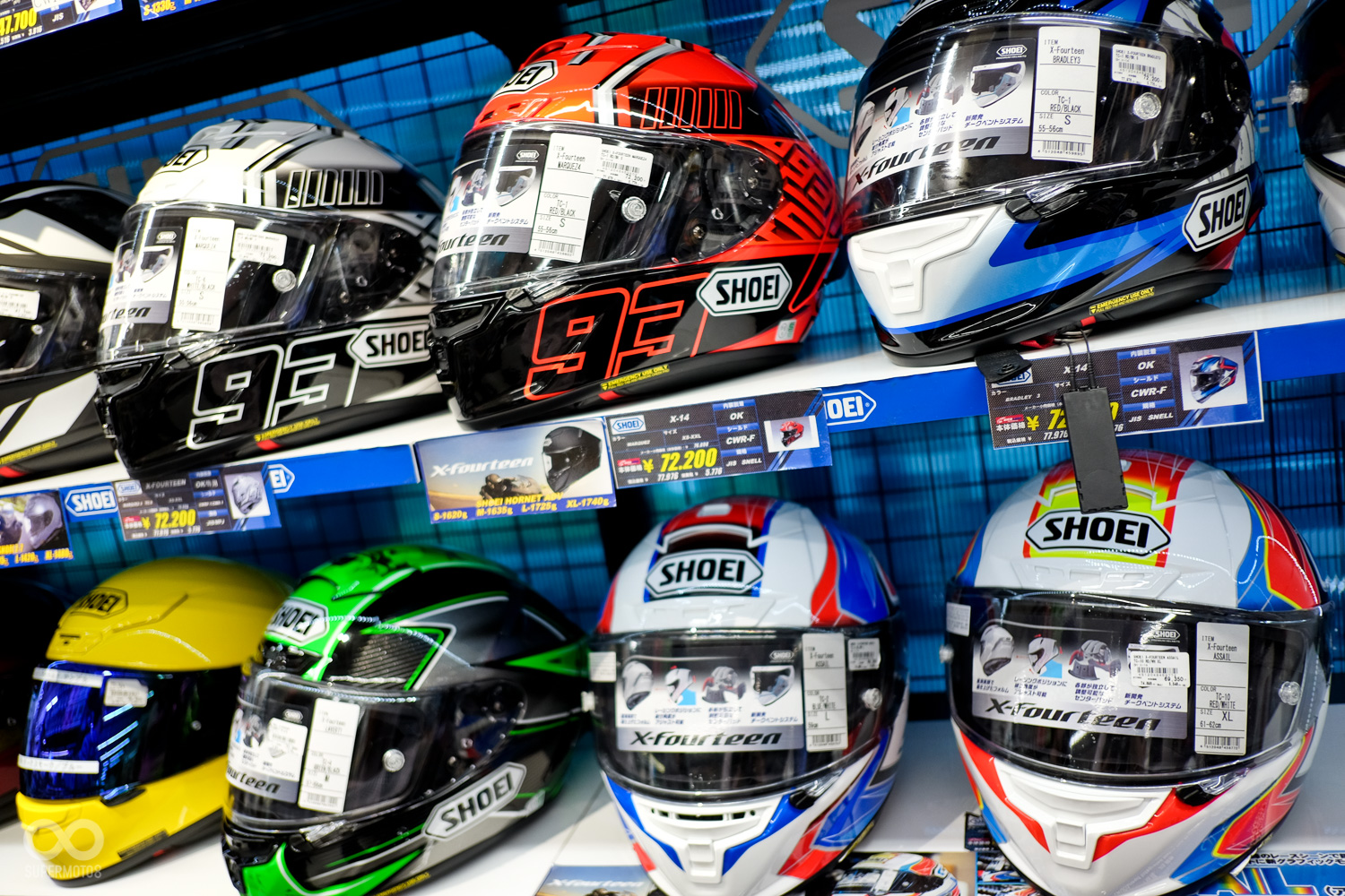 上方左邊圍SHOEI 的Marquez 彩繪X-14,日幣72,200