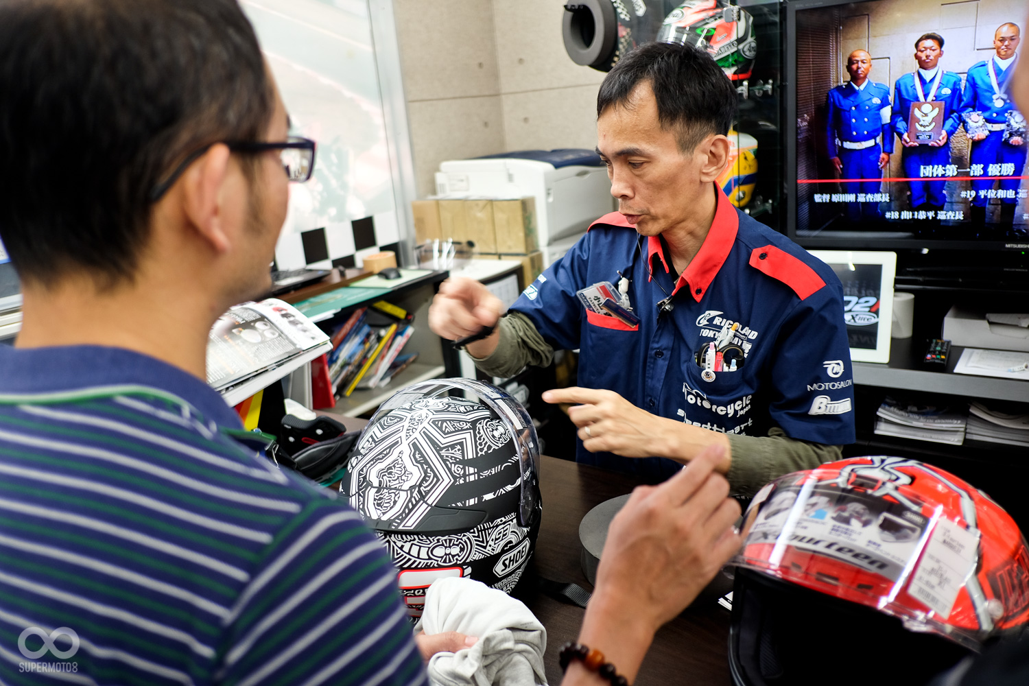 只要購買ARAI或SHOEI 安全帽都可享有免費的內襯客製服務,店員會先替購買者丈量頭型和尺寸,依此製作出最合頭型的內襯,這個服務在日本指定的店面才有提供,台灣目前還沒有,建議可以體驗一下