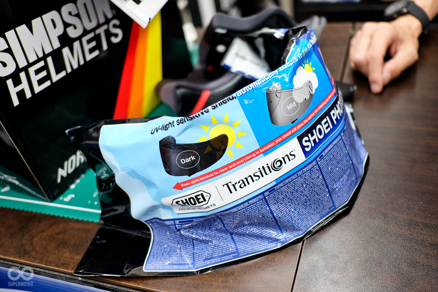 SHOEI 用的全視線鏡片,會隨著光線變色,出遠門一片搞定