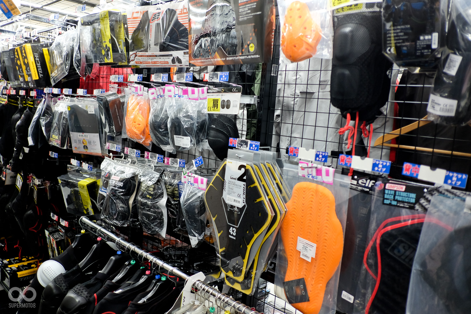 各式護具,台灣少見有這樣的現貨選擇