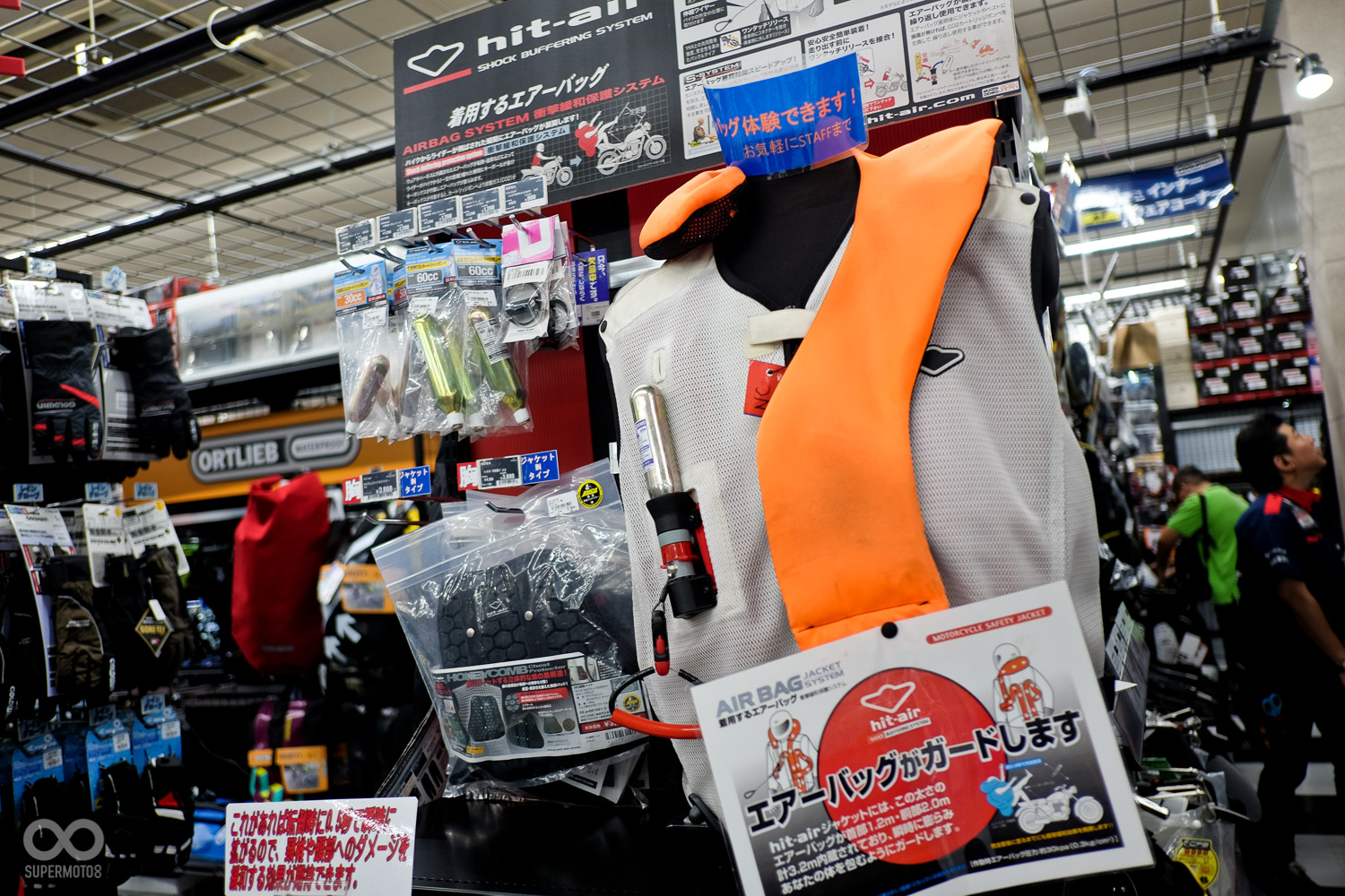 安全氣囊衣,旁邊還有替換的充氣鋼瓶,看來在日本真的有一些人在使用