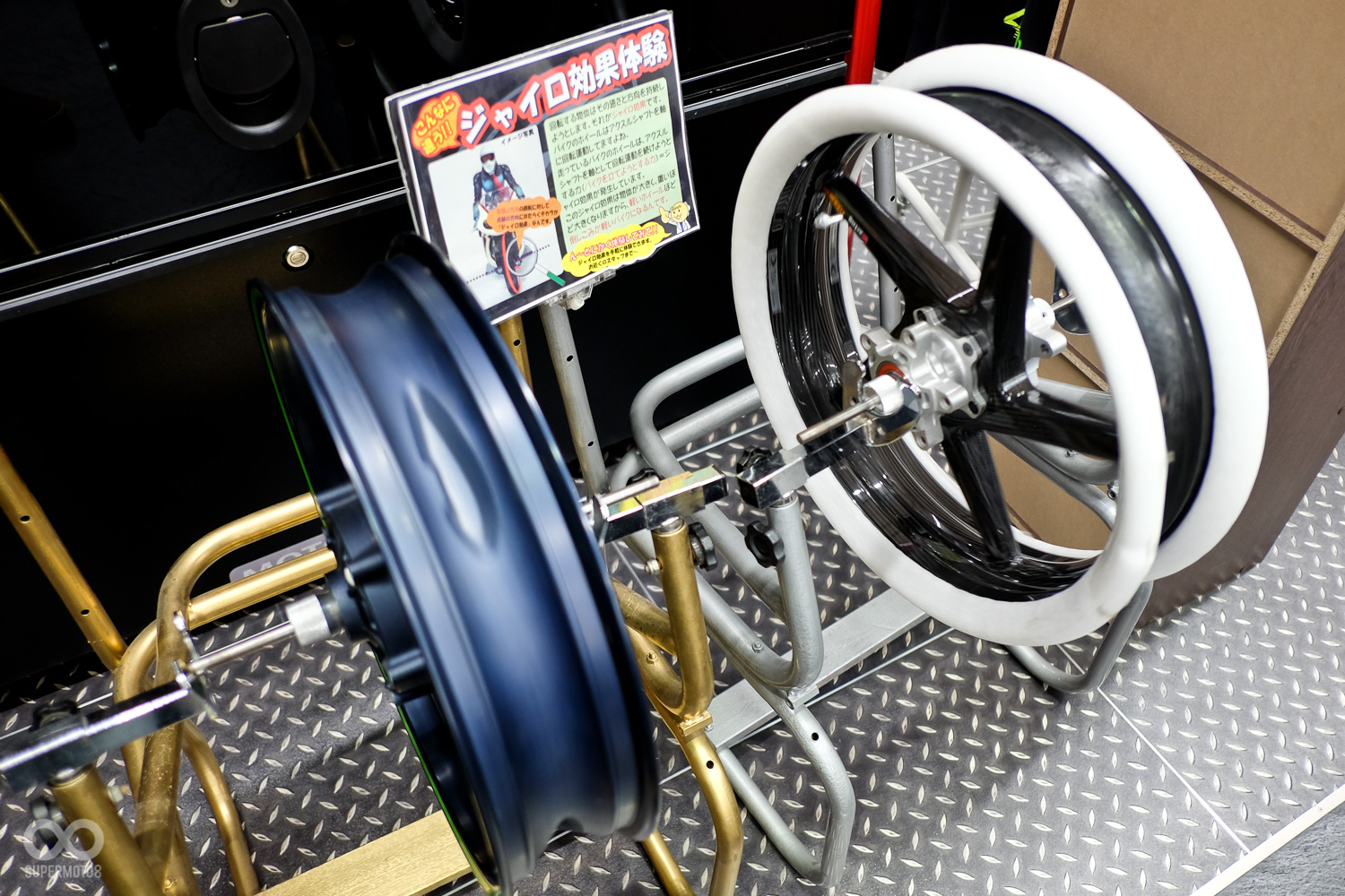 實際感受一下一般鋁合金輪框和碳纖維框的差異在哪裡,轉轉看就知道了