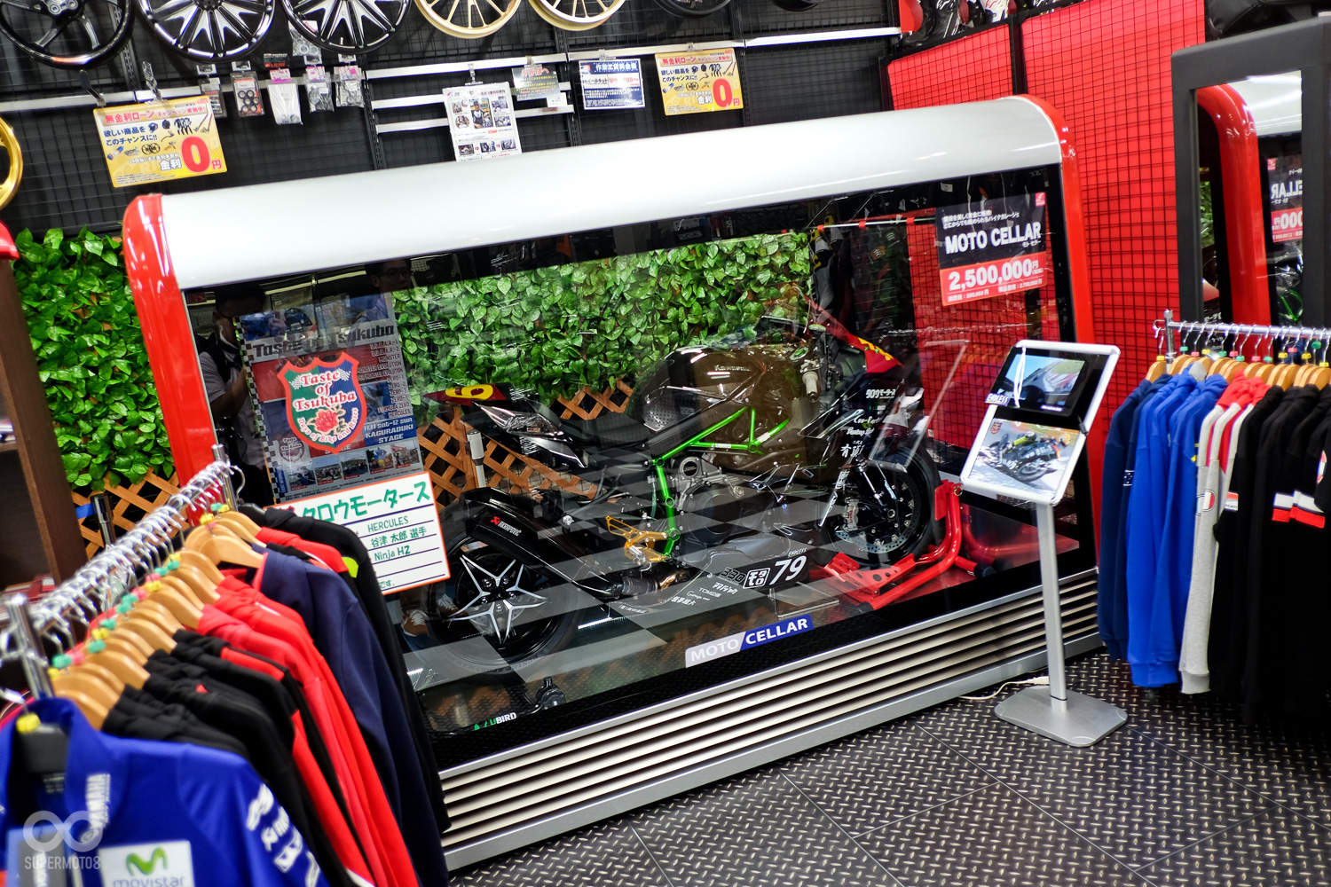 店內另一款質感更好的透明迷你車庫,但索價250萬日幣,台幣近七十萬