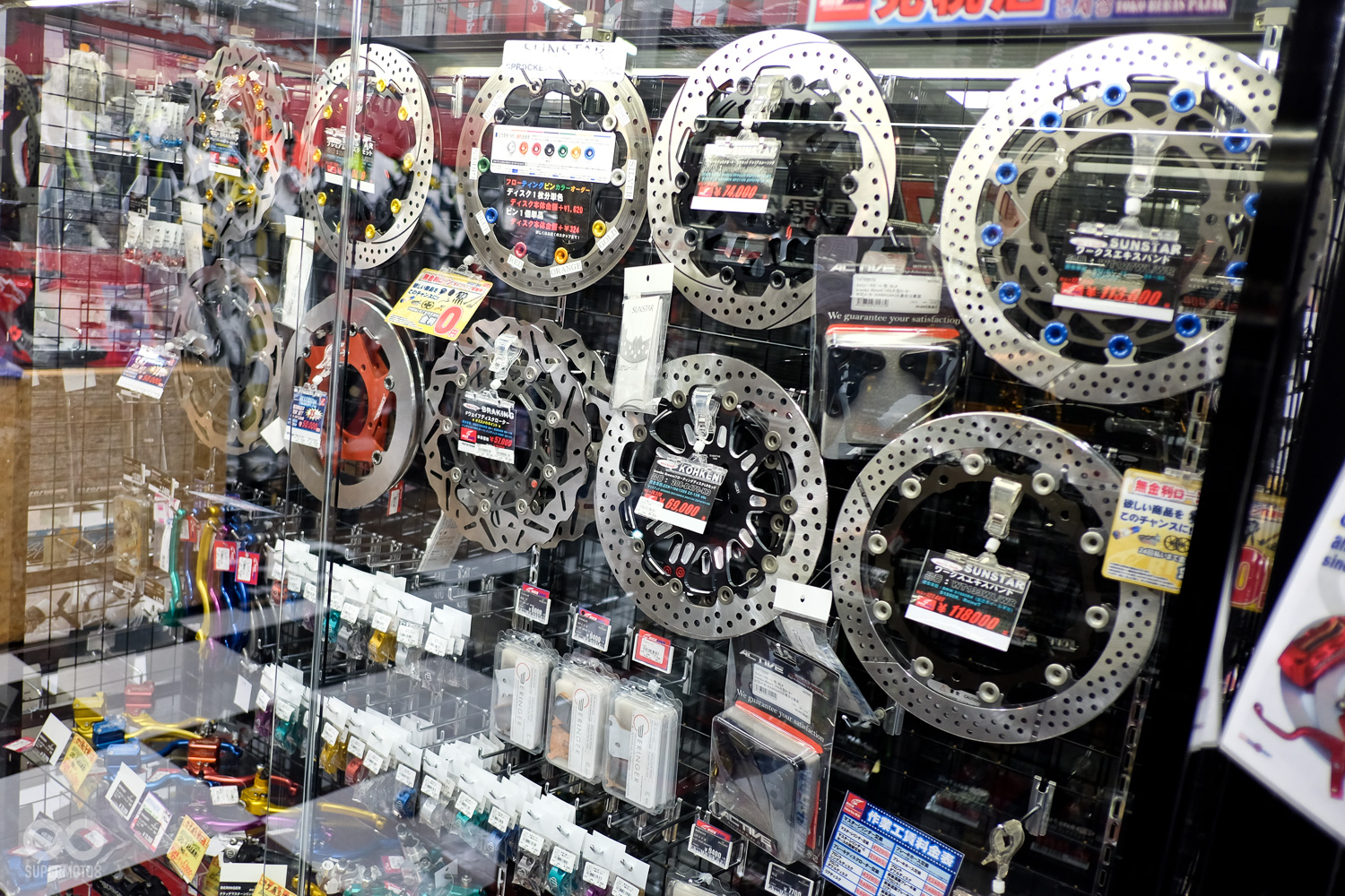 連各大品牌碟盤都直接掛出來有,太豪邁了