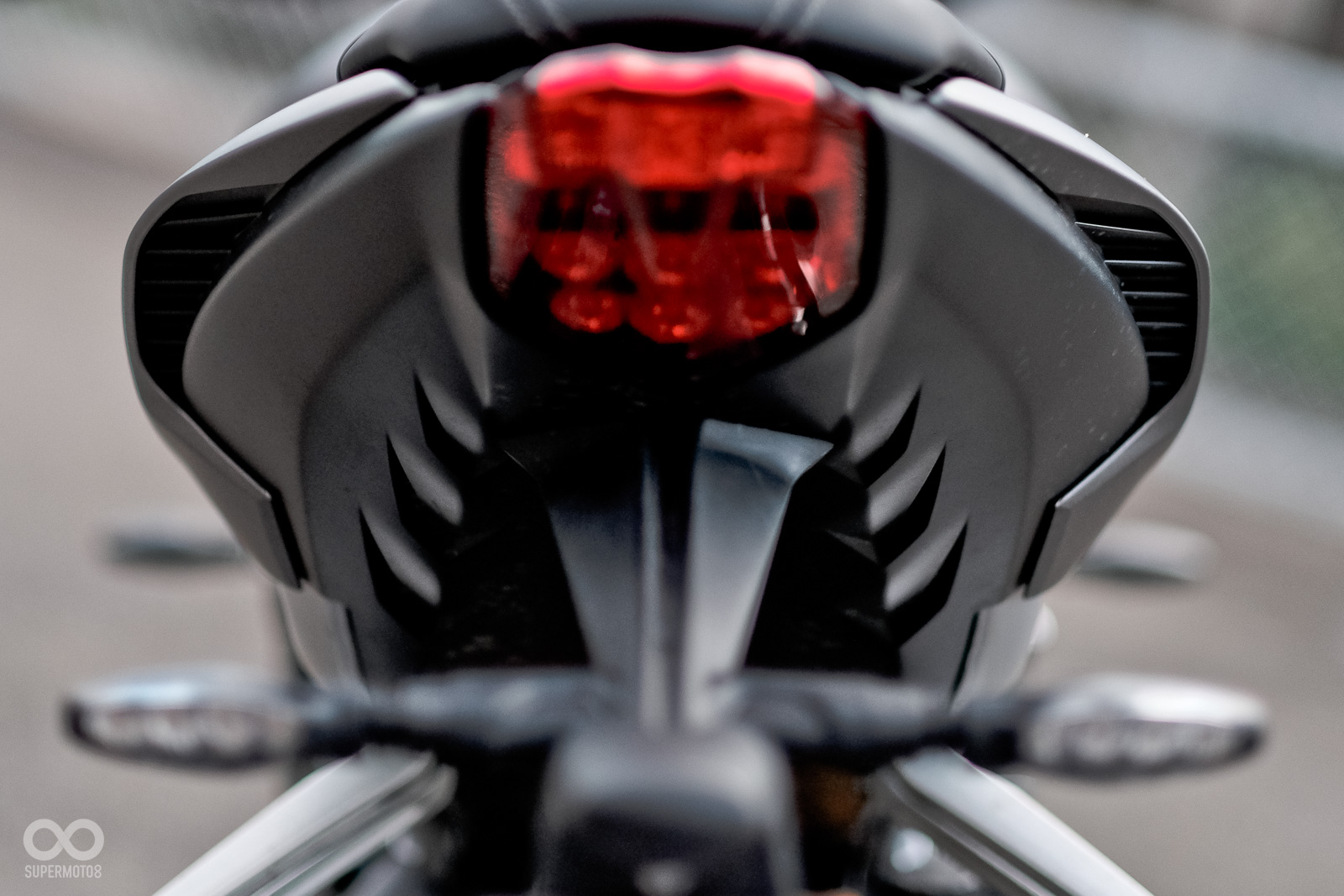 除了頂規部件加持外，我們也可以在Triumph Street Triple上看見許多空氣力學設計