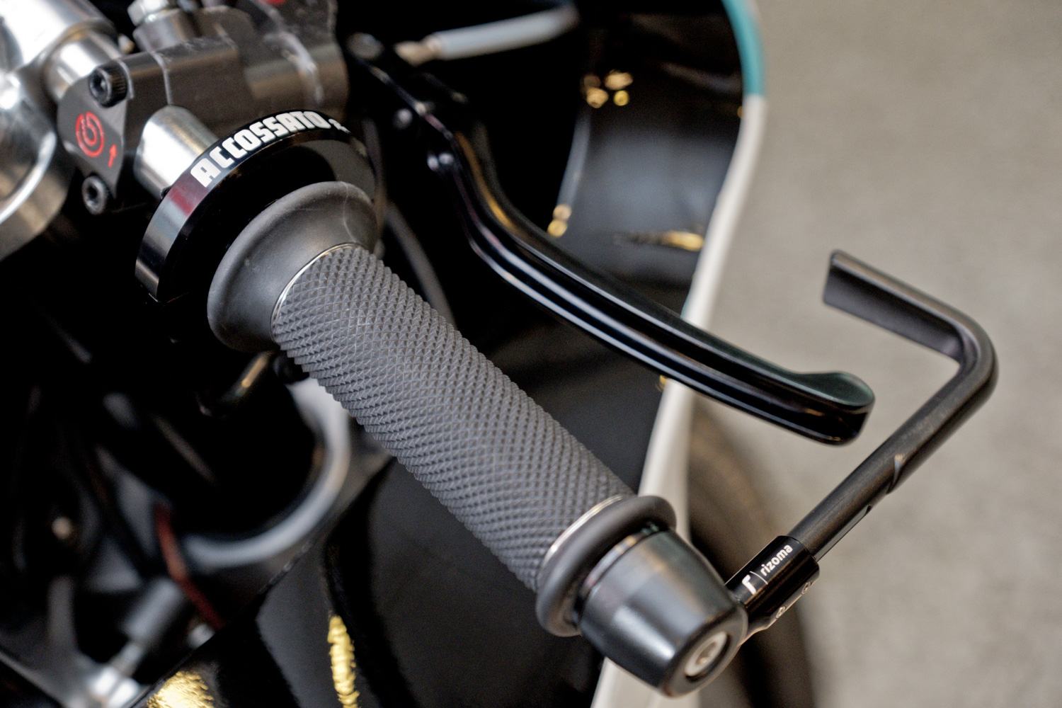 把手上看不到功能按鍵，畢竟這是輛比賽專用車輛