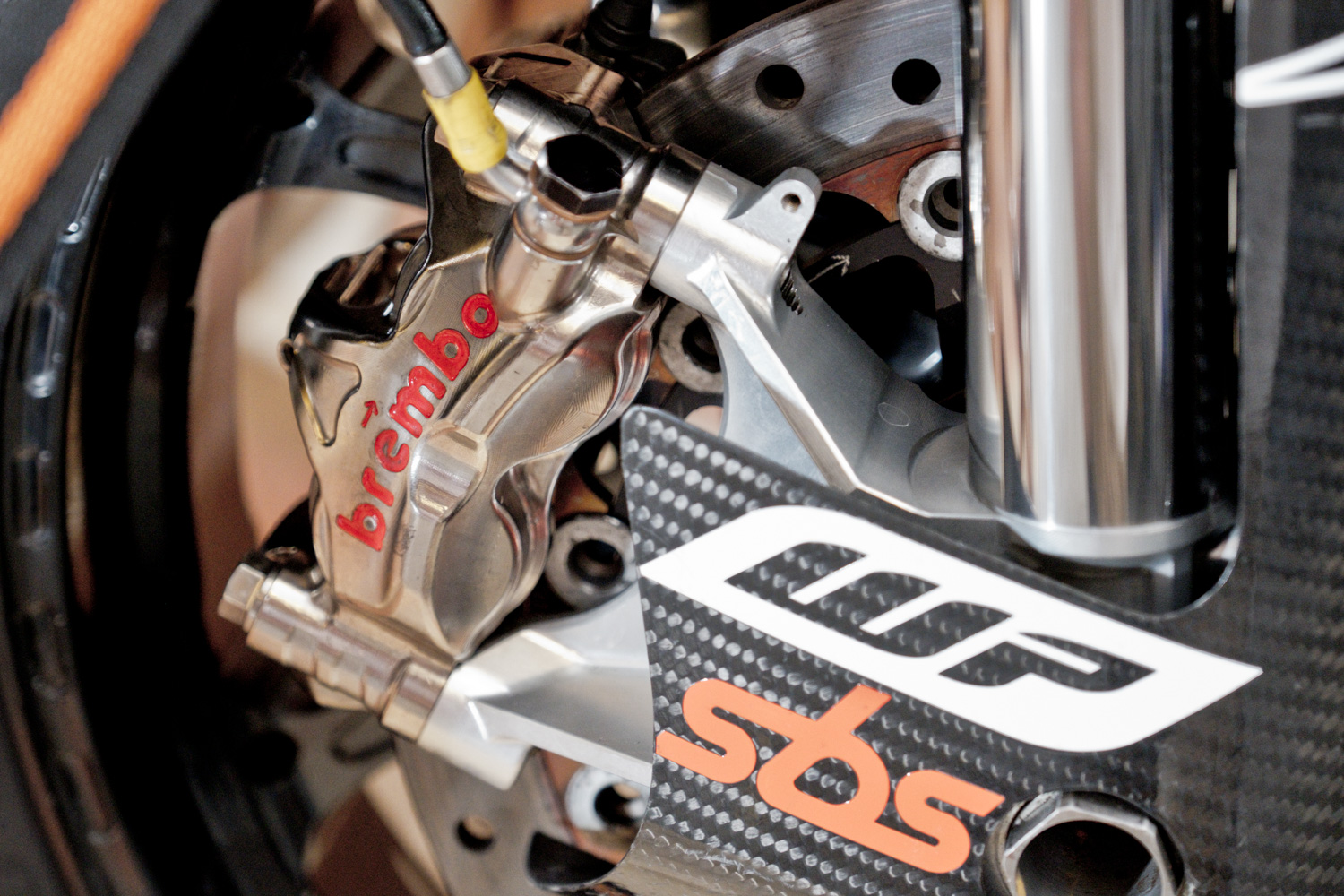 煞車卡鉗使用知名Brembo廠牌，不過使用的是SBS的煞車皮