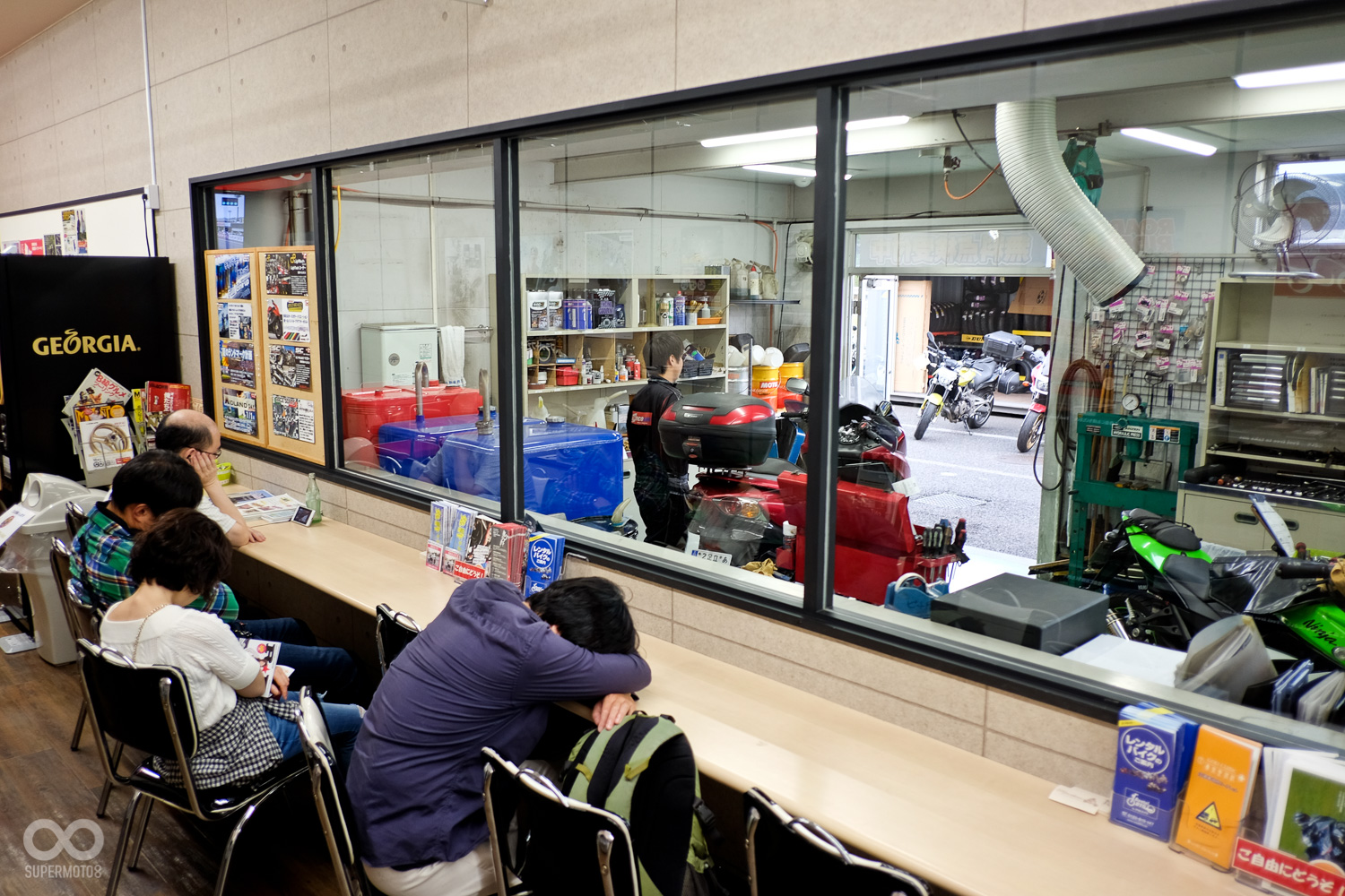 過程中車主還可以待在旁邊的休息區,閱讀店內免費提供的機車雜誌,或觀察自己的愛車情況