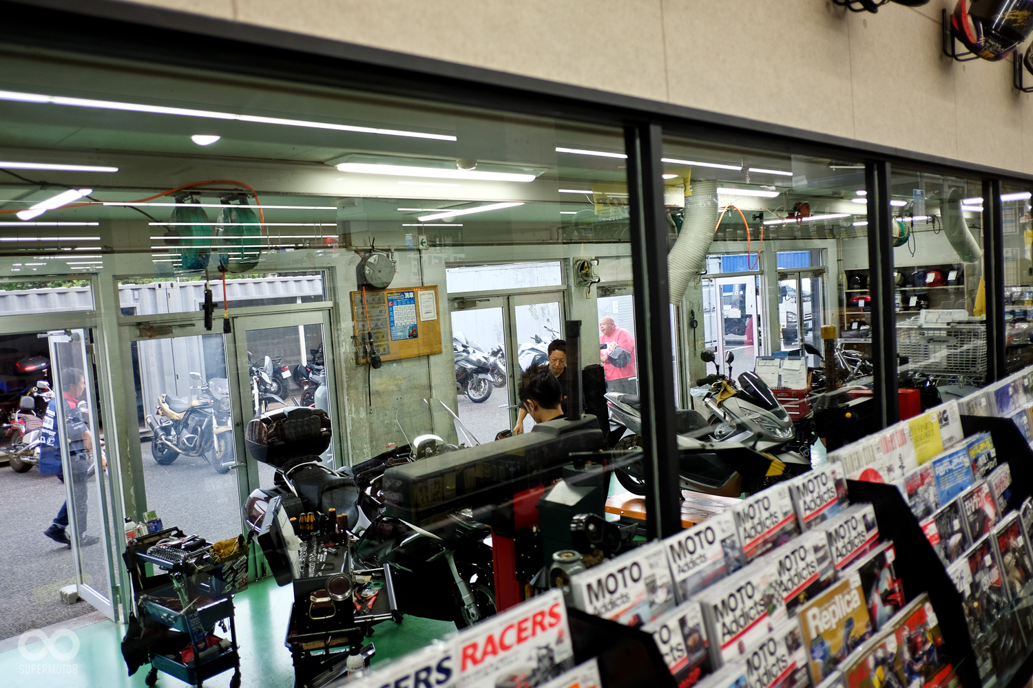 在日本,只要是稍具規模的部品店都會設有車輛保修區,並有專屬的技師為車主作各方面的保養維修服務,在店內挑的任何車用配件都能在此直接換上