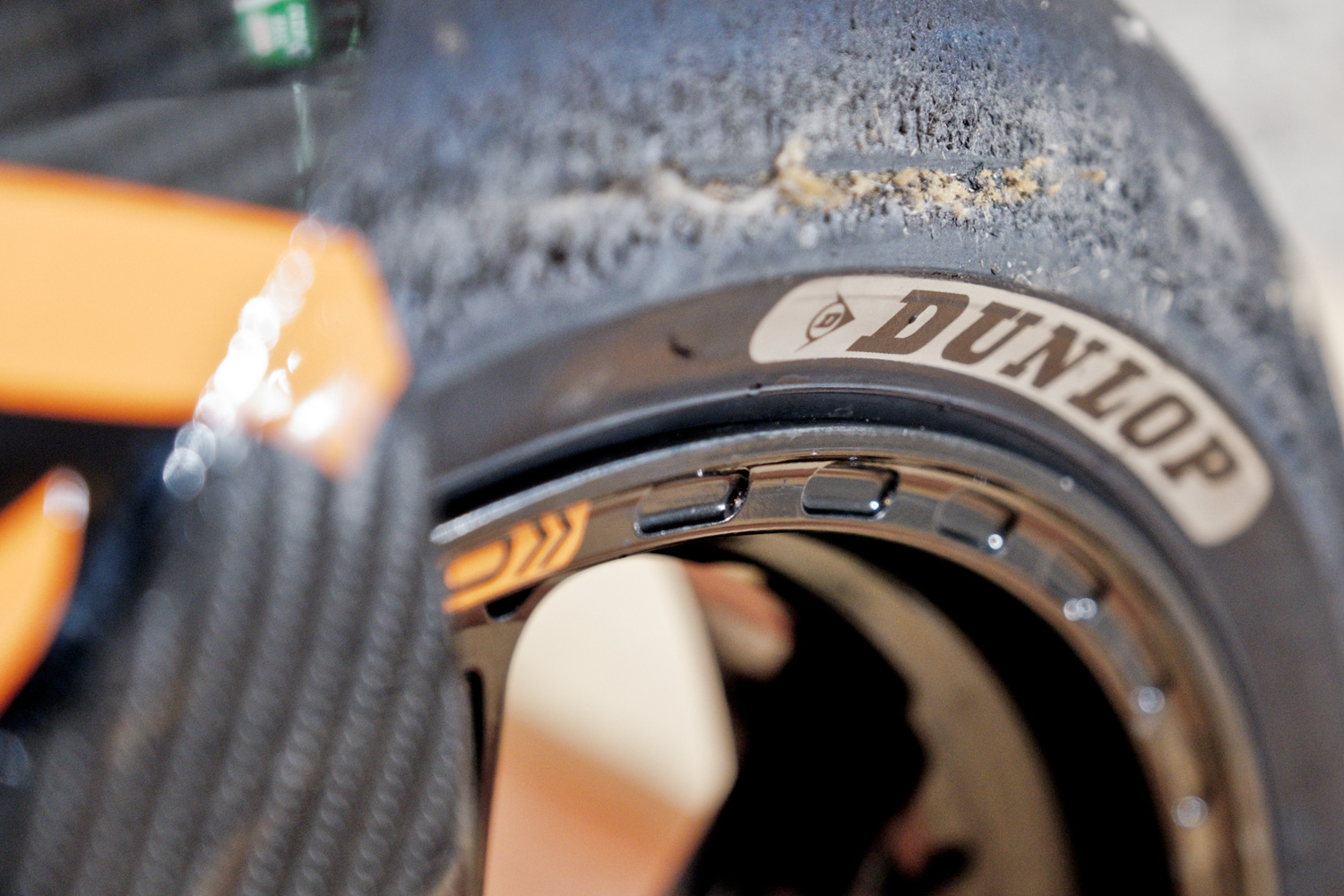 Moto2的輪胎贊助商是Dunlop，這種等級的輪胎不是一般人可以駕馭的