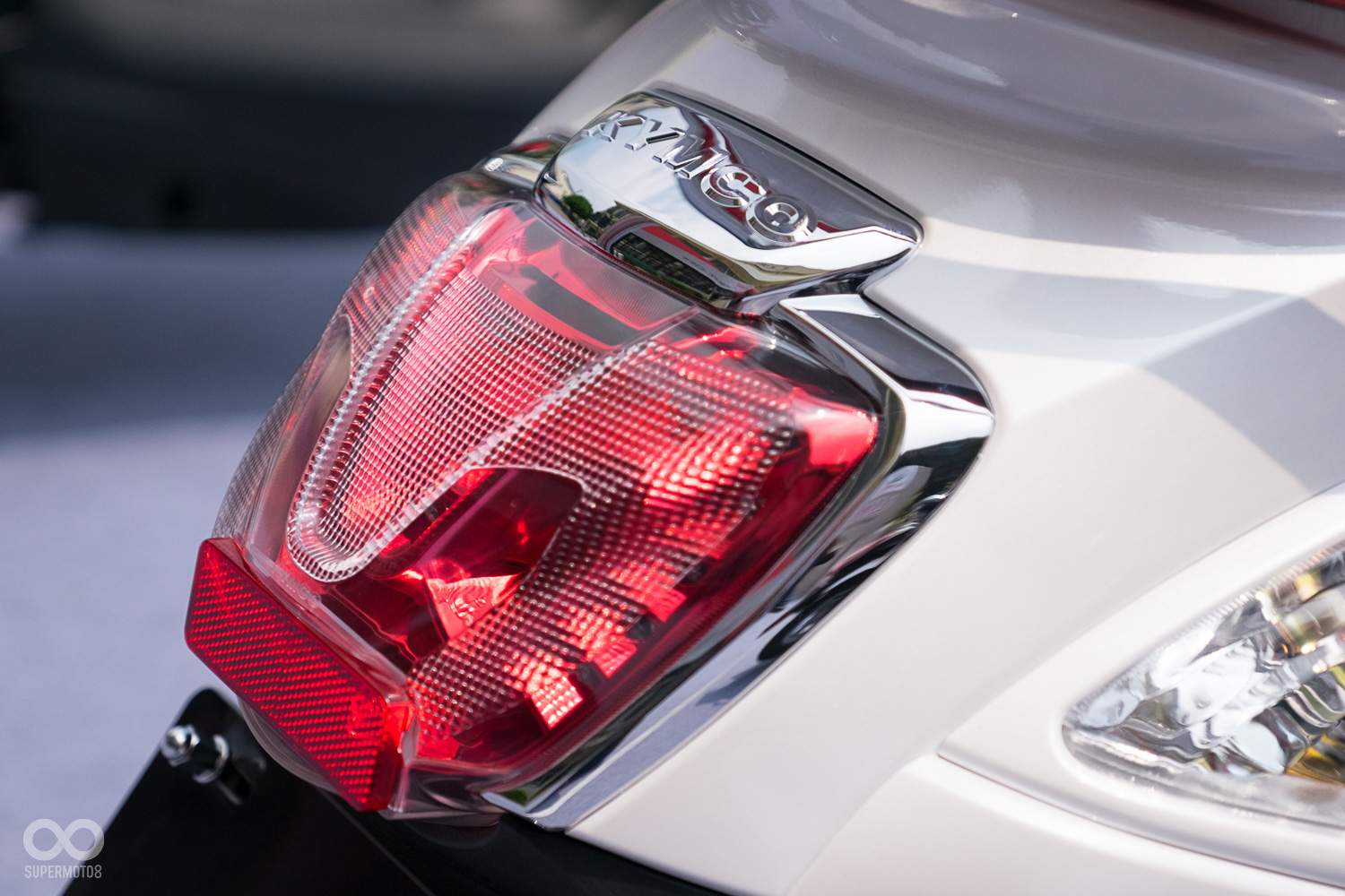 LED尾燈，在電鍍飾板的點綴下更顯雅致