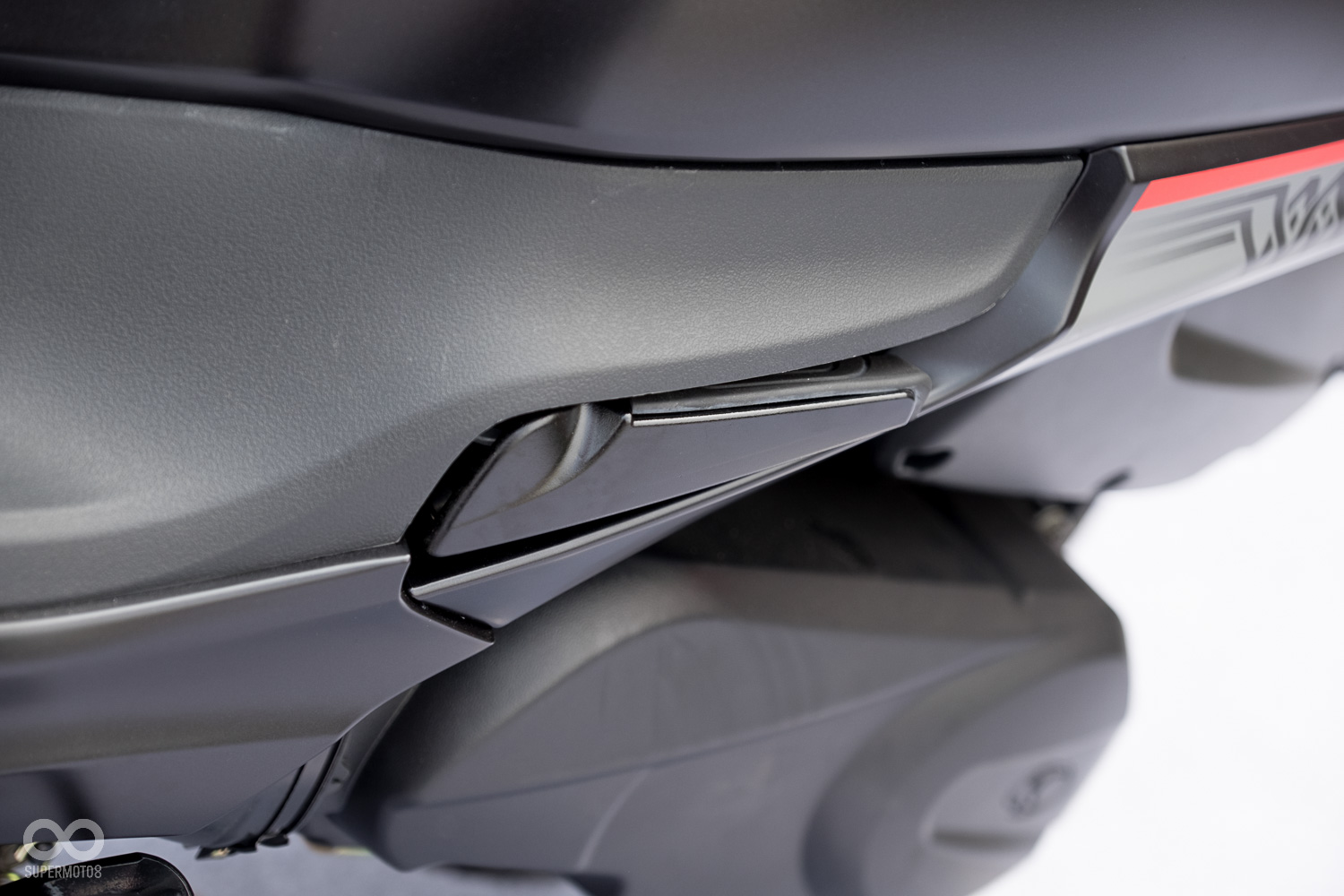 後座踏板開啟的方式非常特別，由坐墊下方的拉桿控制