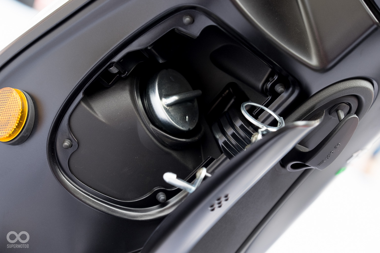 汽車等級的隱藏式加油孔