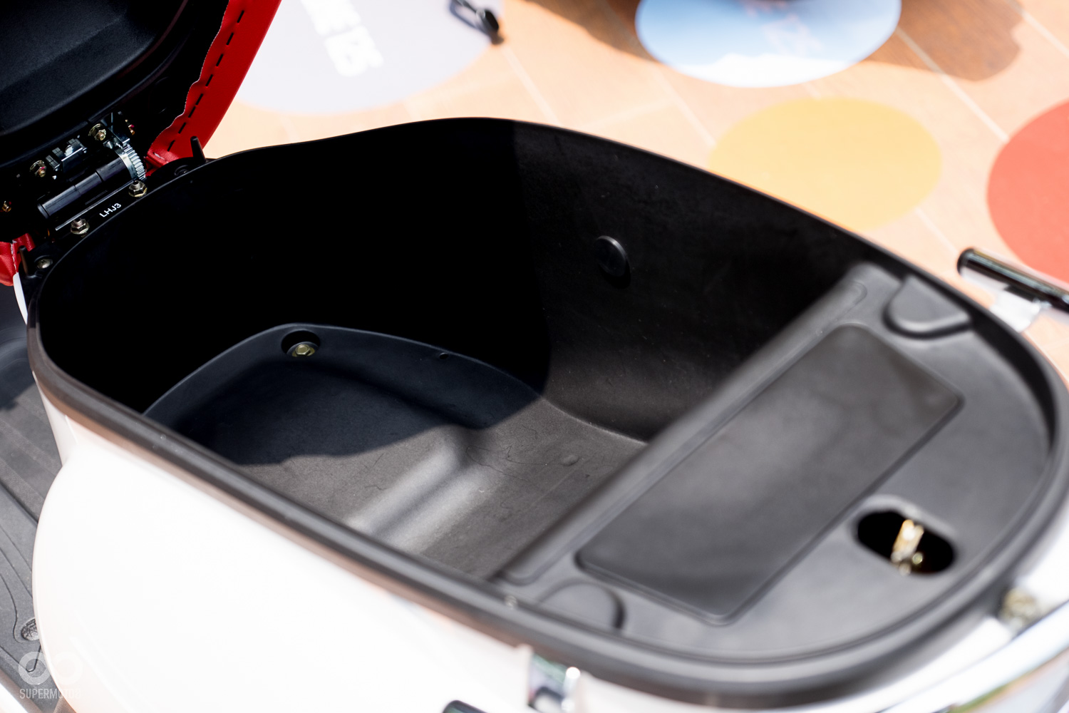 大且平整的車廂空間，搭配上自動開啟坐墊相當貼心