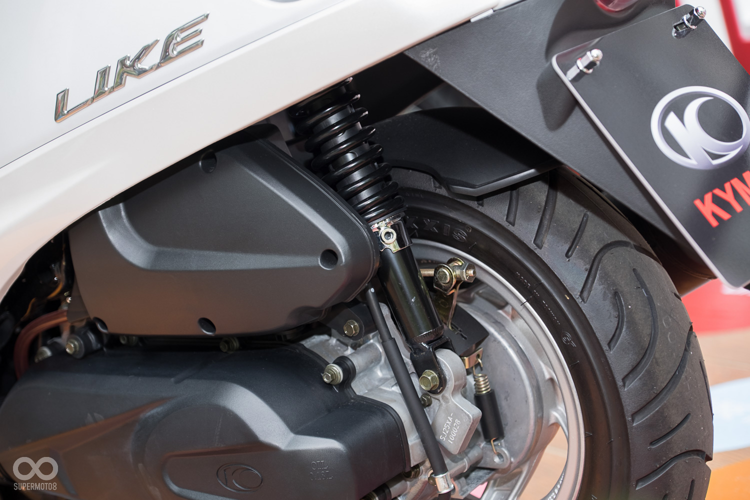 原廠搭載可調後避震