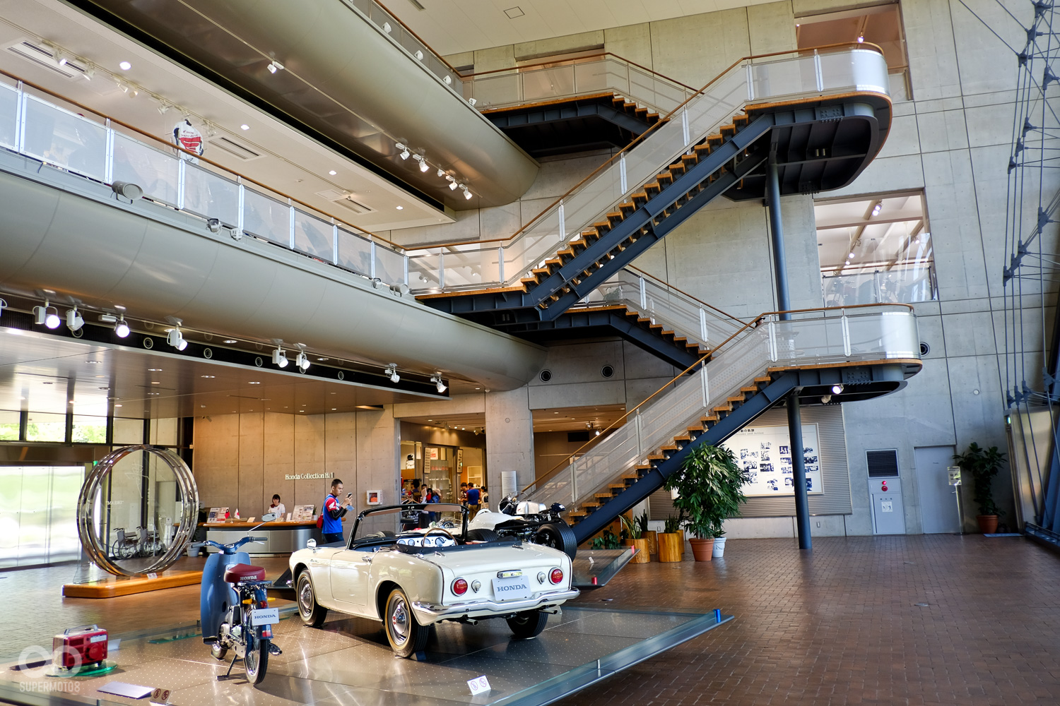 一進到建物裡面，就會看見大廳擺放著四台車，分別代表本田在各領域的起點