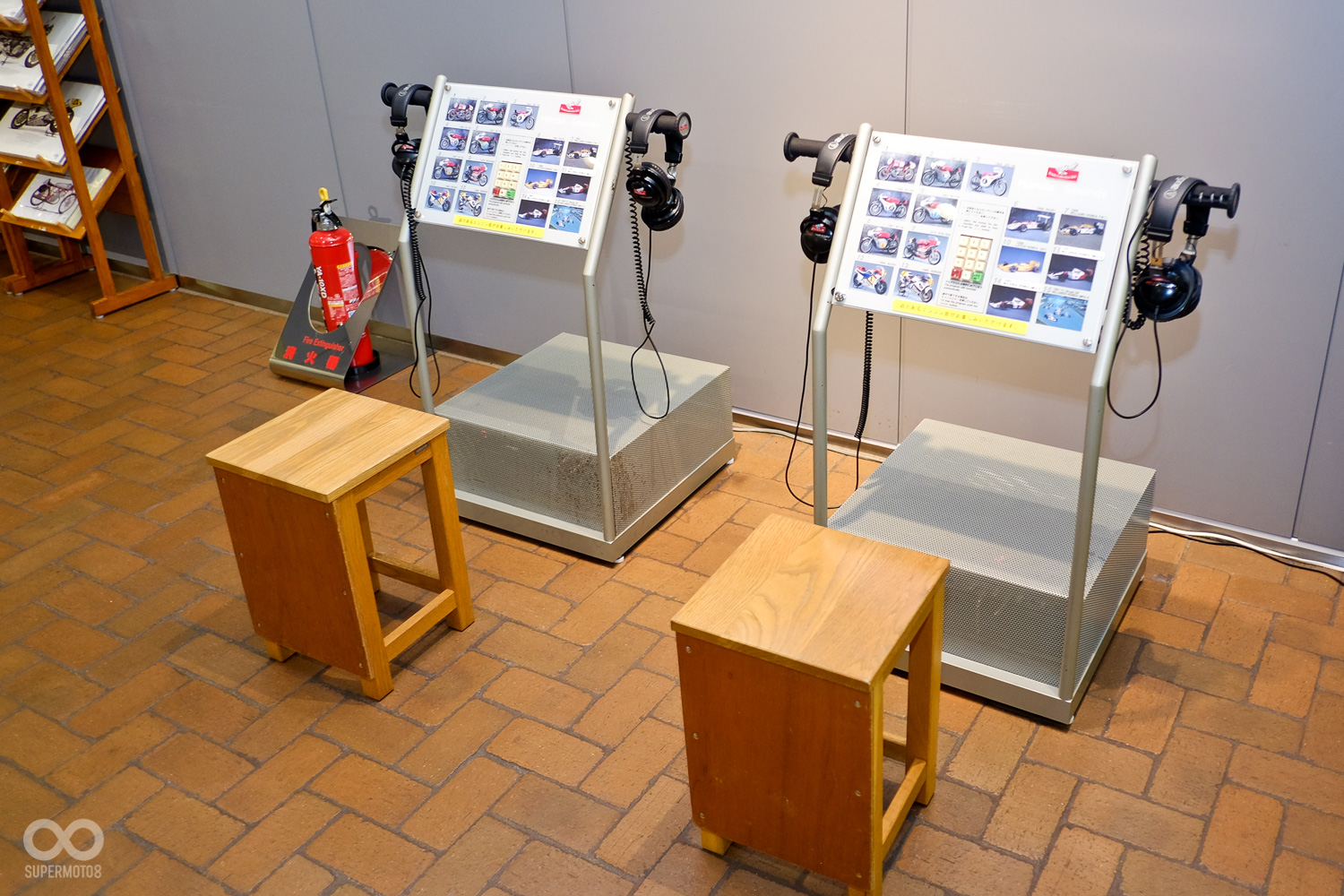 想聽點動人的音樂嗎？這台機器裡放的可不是一般音樂，是各種經典車的引擎拉轉聲，我們在這裡聽了好久呢