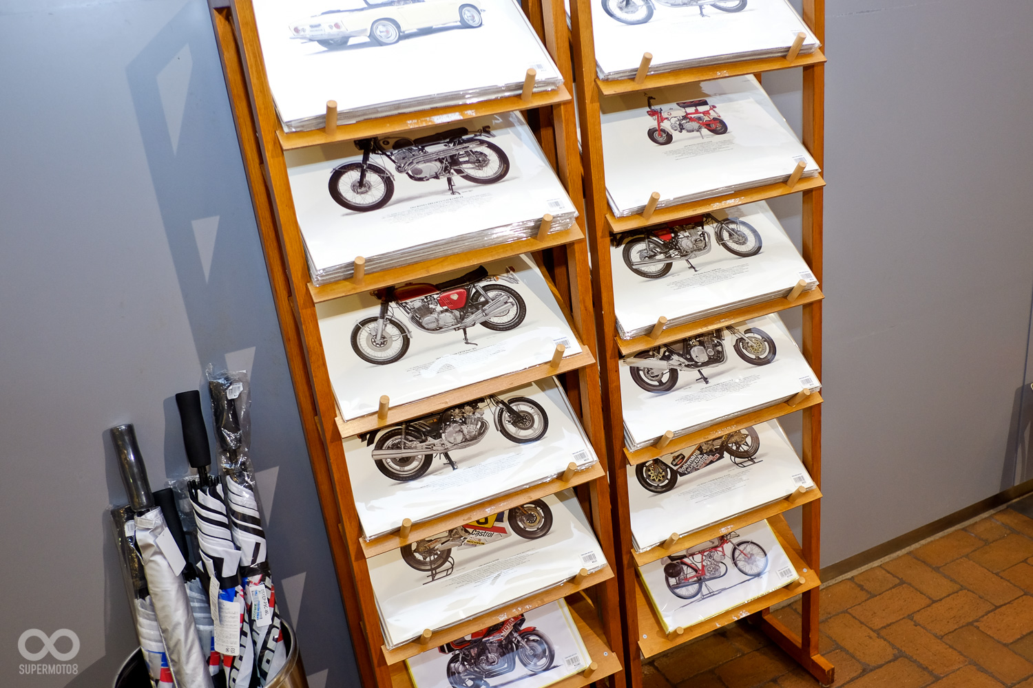 紀念品店有販售經典名車的手繪稿，質感非常好