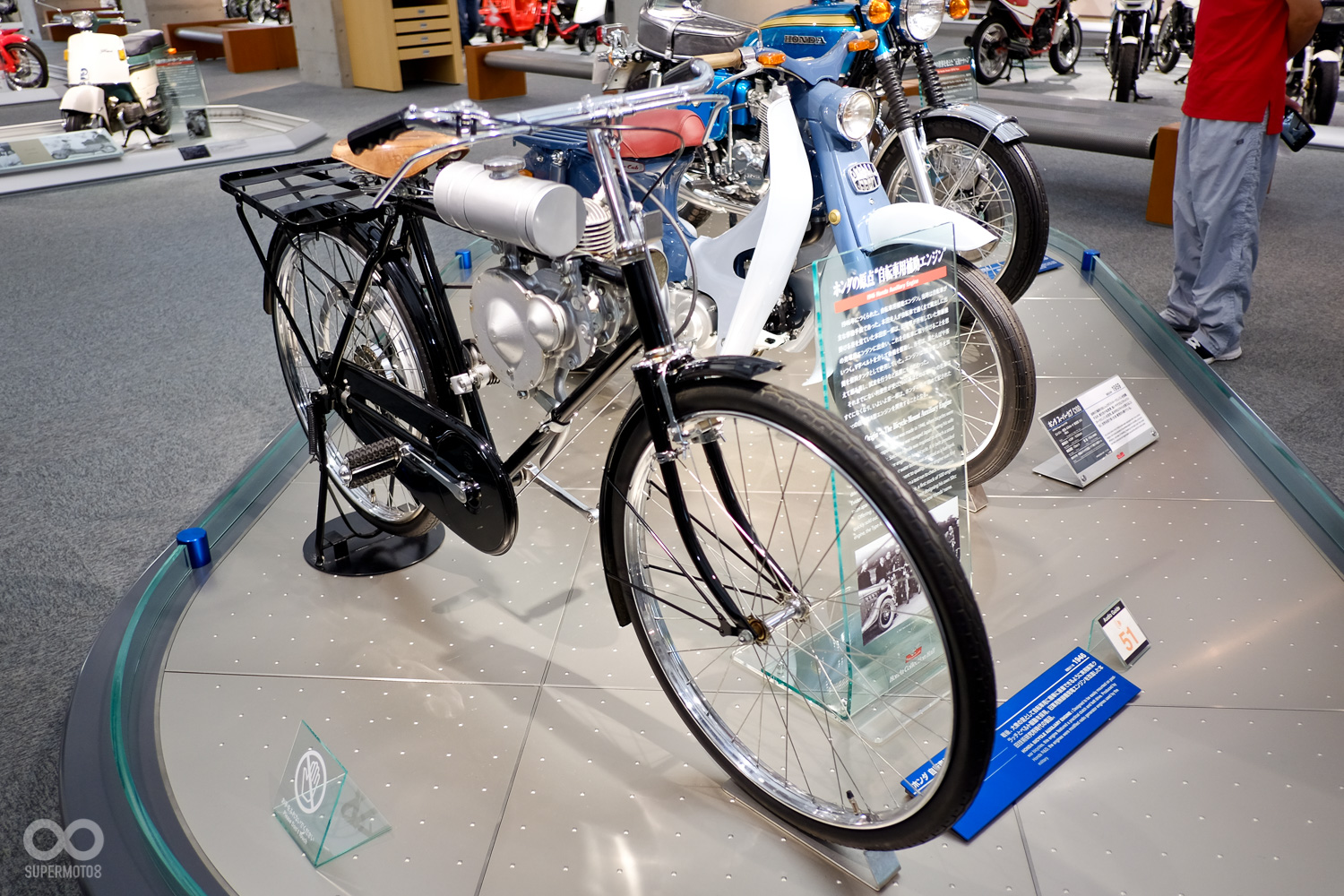 HONDA 成立後的第一個產品，將一具現有的小引擎裝上腳踏車後販售