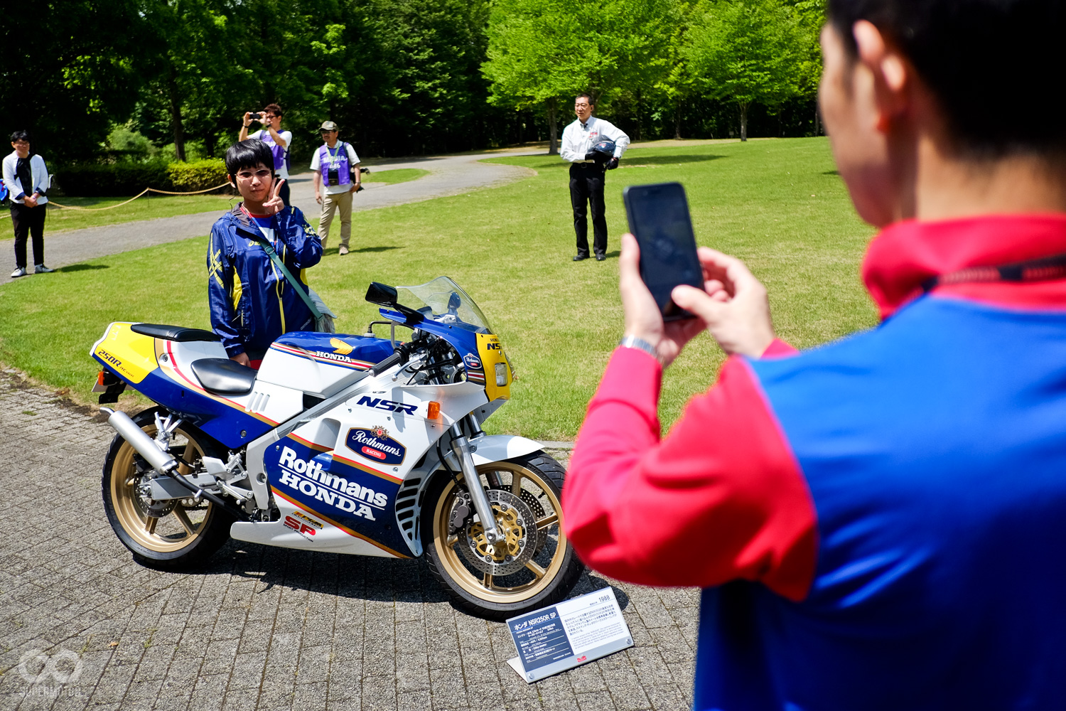 看過電影烈火戰車的人應該就知道這台車，NSR250 絕美Rothmans 配色 (MC21)