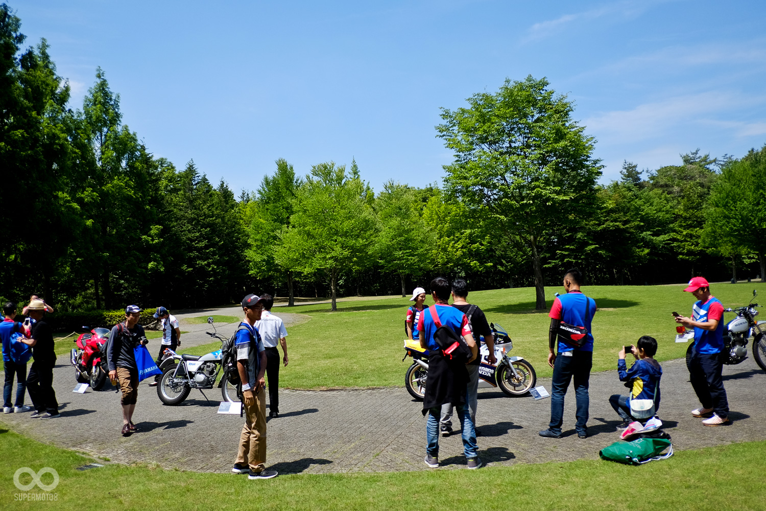 像人類一樣，要活得久就要動，因此館方不時會將部分二輪車牽出來作動態保養，對，他們會發動那些車輛，在建物後方的環型步道騎車繞場，過程完全開放給民眾參觀