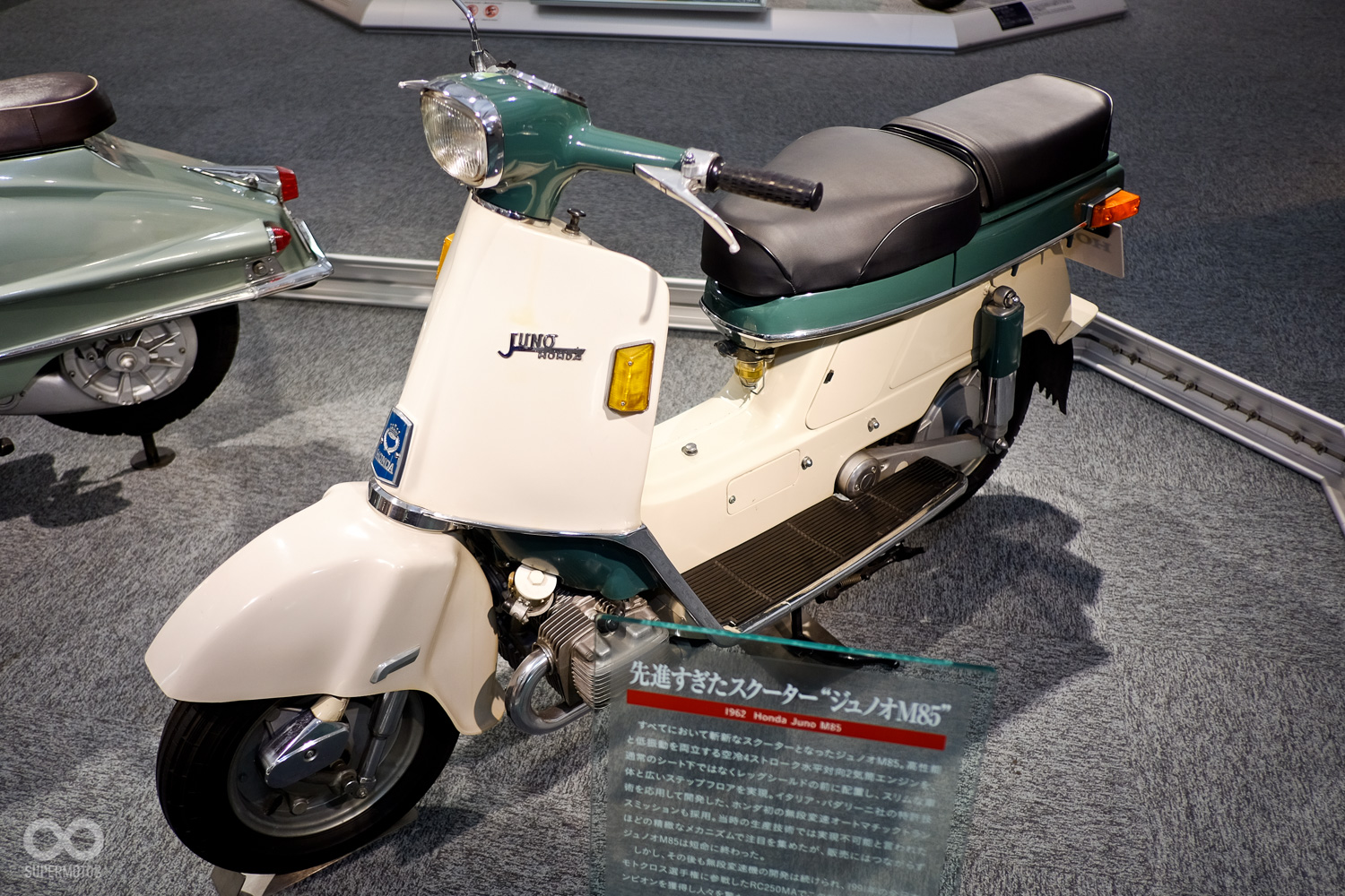 Juno 的引擎竟然是水平對臥雙缸，太奇妙了