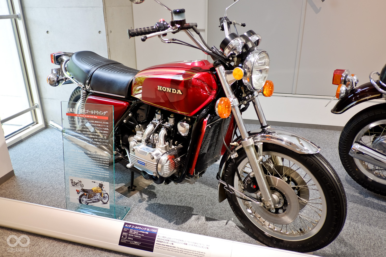 豪華休旅Gold Wing 的起點－GL1000，模樣與現在差異甚大，而且只是水平對四汽缸，後來才改為水平對六引擎