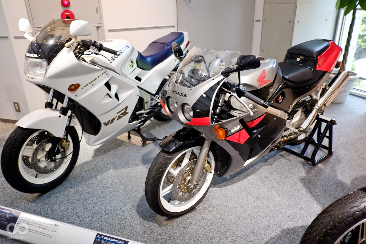 右邊為V型四缸的VFR750F，與現在的VFR800 有點血緣關係