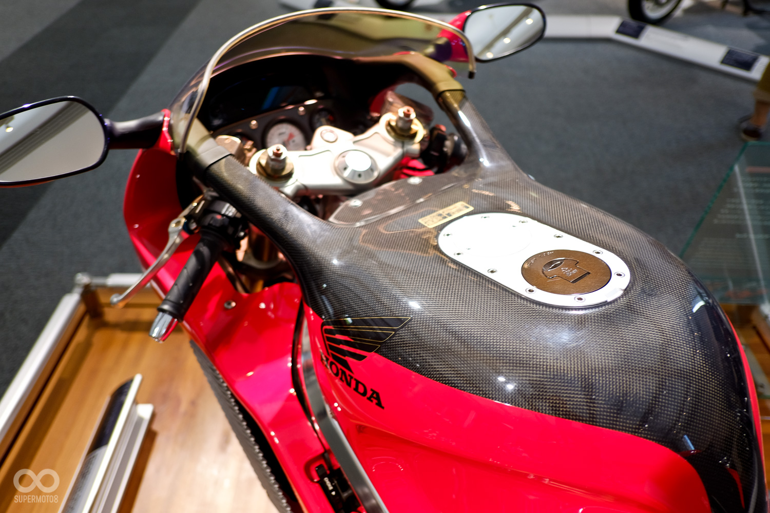 頭罩後方的那對進氣管至今還出現在仿賽車上，你能相信這是25年前的設計嗎？