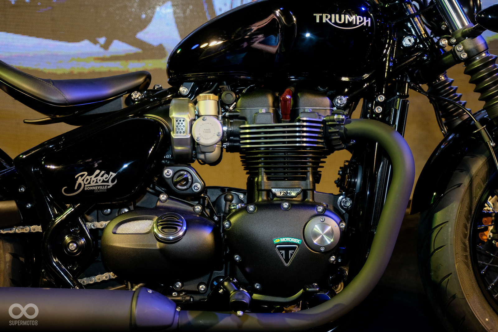 1200c.c.並列雙缸引擎同樣全面黑化，造型類似化油器的節流閥讓車輛增添許多復古氛圍