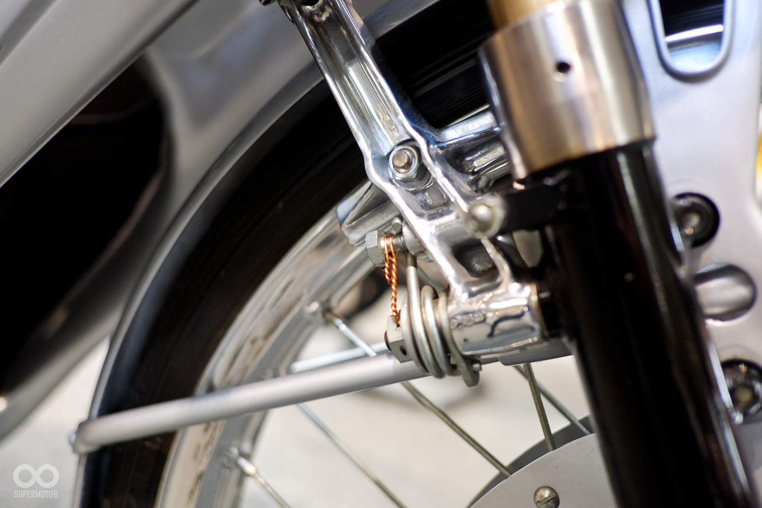 早期賽車的剎車系統跟腳踏車一樣，想到都捏把冷汗