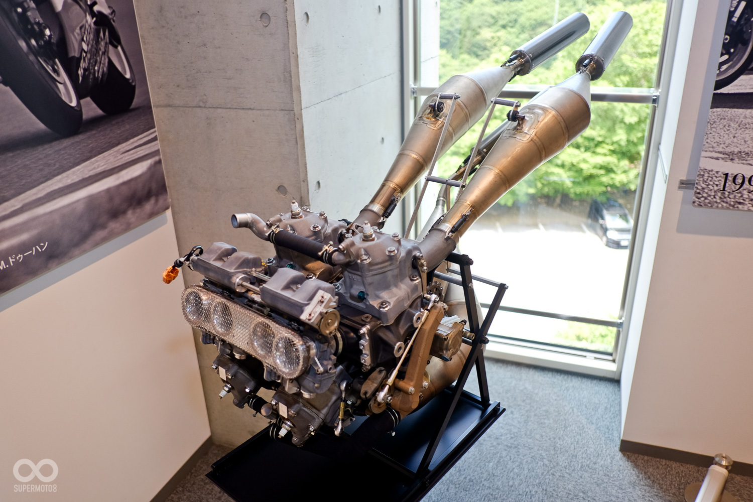 接著演變到水冷V4二行程，美得像一座雕塑品