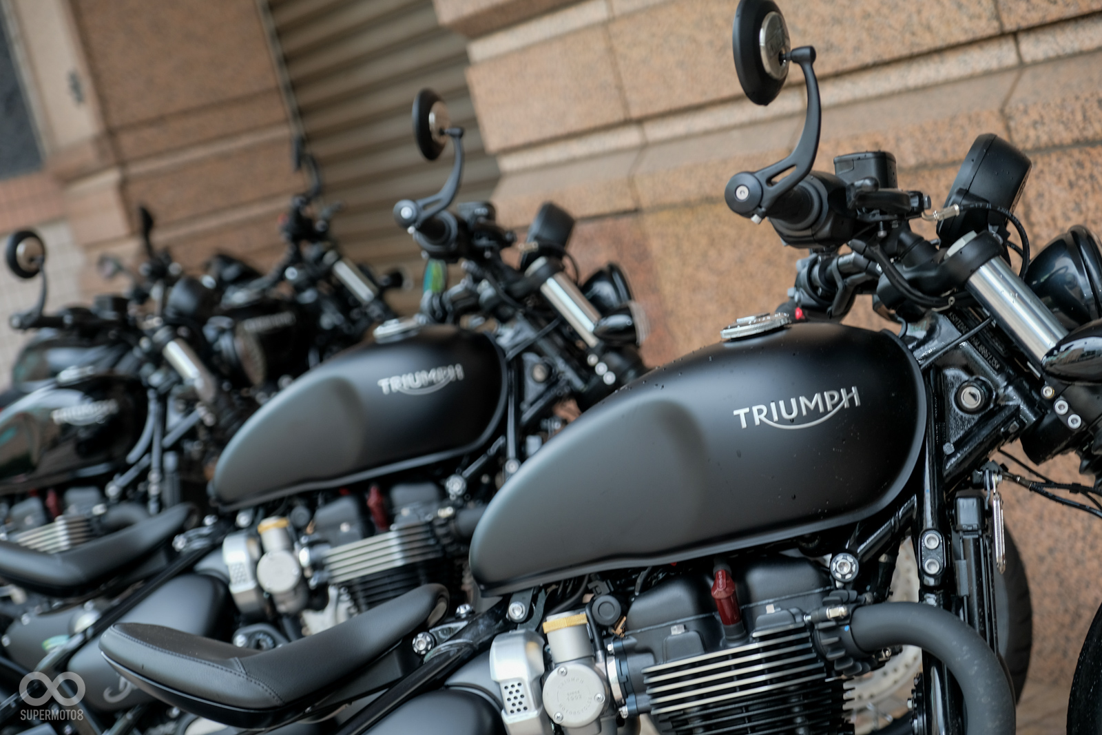 Triumph Bonneville Bobber Black一共有兩種顏色，分別為亮光黑與消光黑兩種