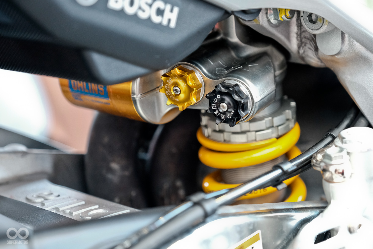 前後更換進化後的新款Ohlins,雖然在外觀難以察覺,但操駕上帶來截然不同的感受