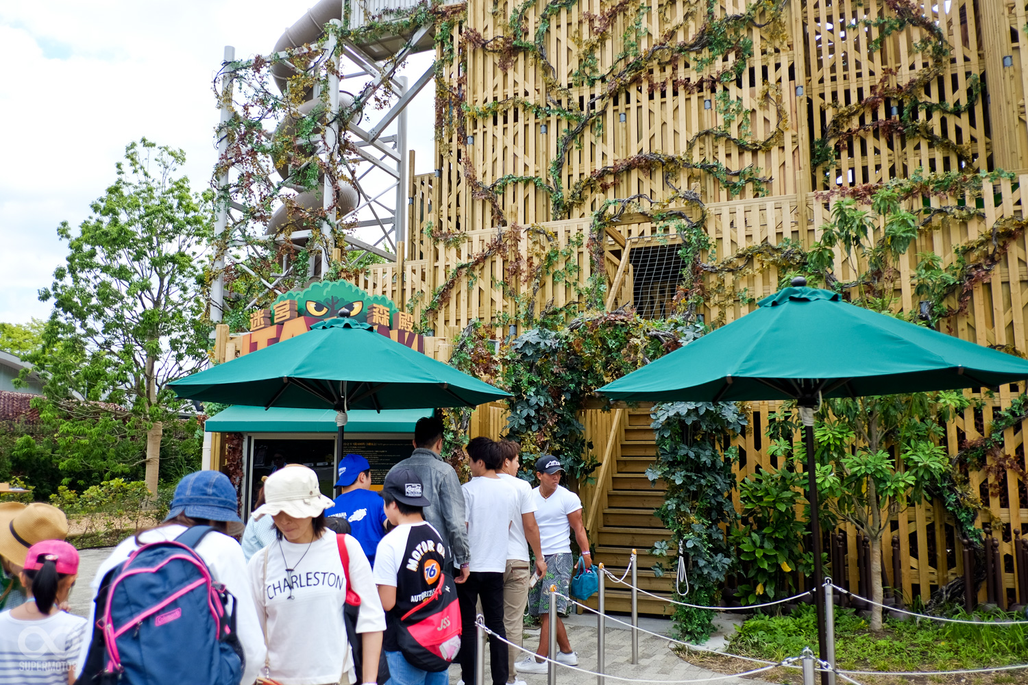 叢林主題的親子溜滑梯，也是大排長龍