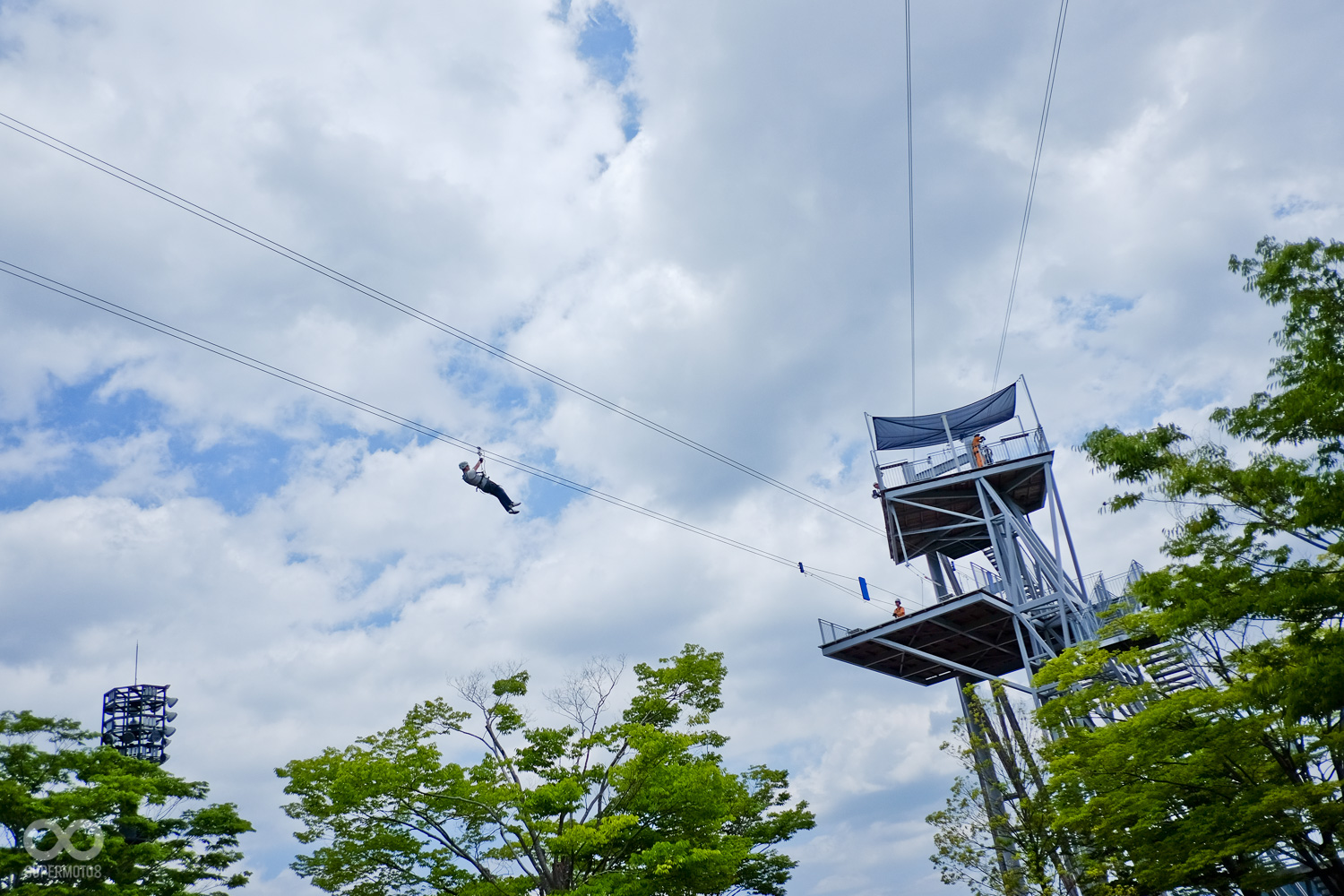 場邊還有溜鋼索，從往來民眾的頭頂上溜過，滑行距離目測超過500m