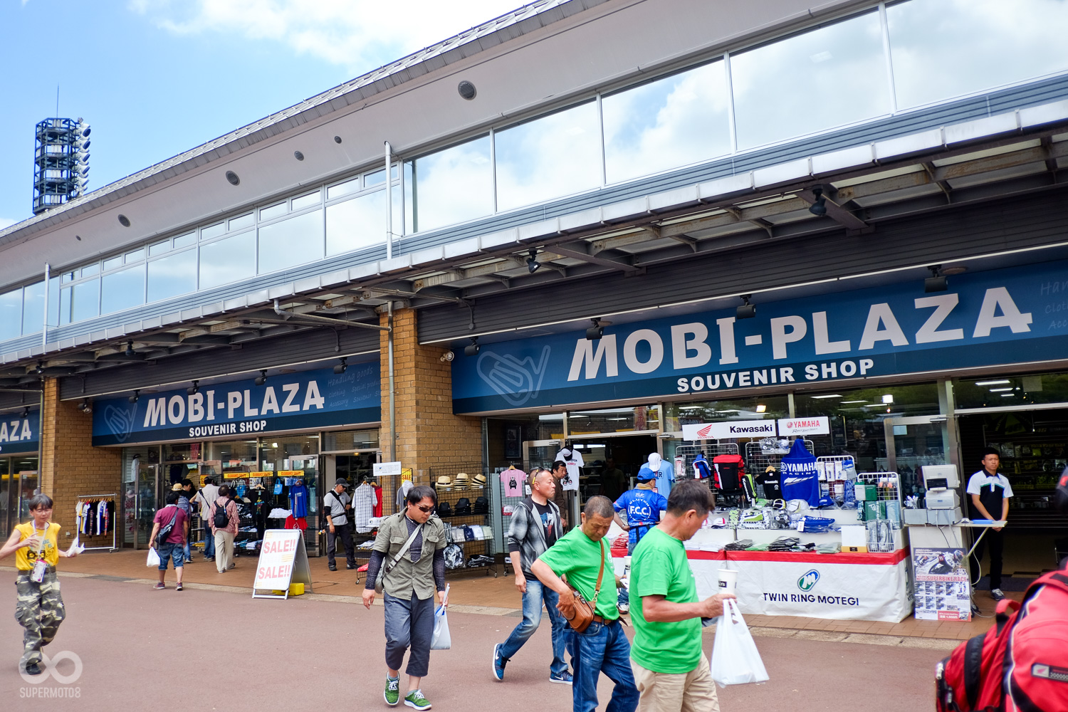 大會紀念品店，眾團員在這裡也紛紛棄守個人荷包，買個過癮