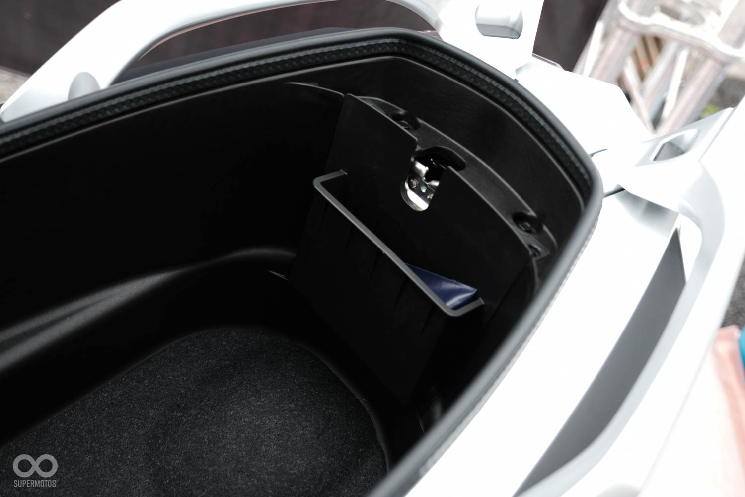 超大容量車廂,能輕易的收納兩頂全罩式安全帽