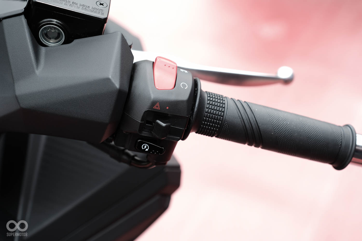 CRUiSYM 300採全時點燈,右側原本大燈開關的位置改成了駐車警示燈,左側把手下方的按鈕則是坐墊一鍵開啟