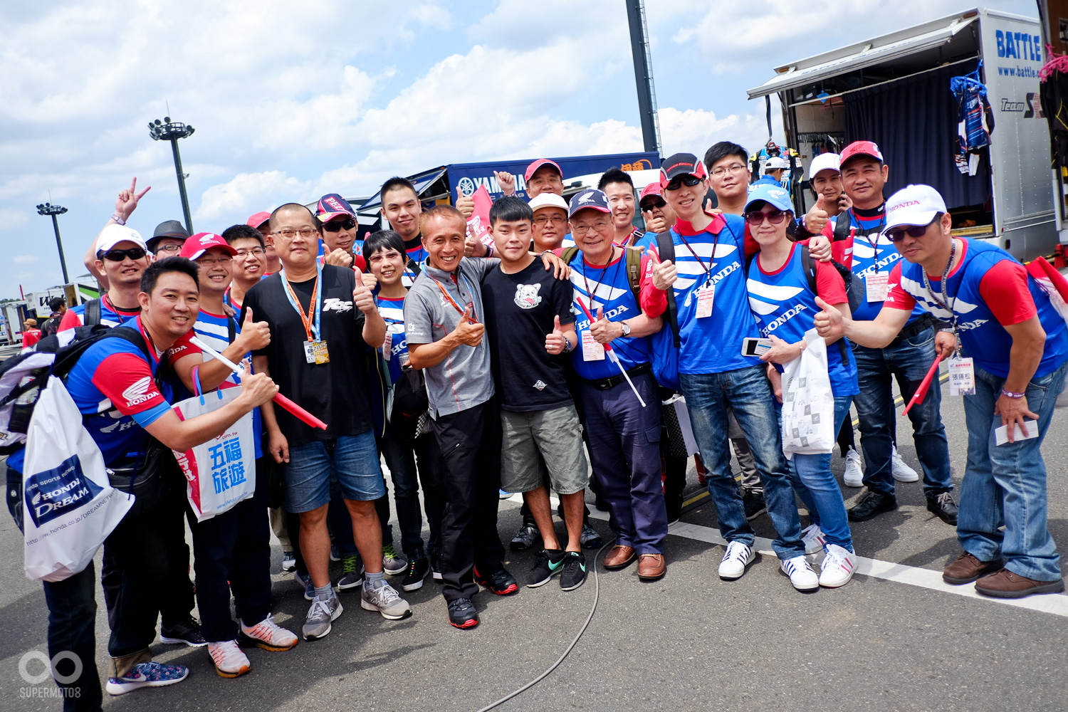 在此巧遇台灣小將莊安裕(中黑衣者)，今年首度參加日本道路錦標賽，團員為他加油打氣之餘並合影留念