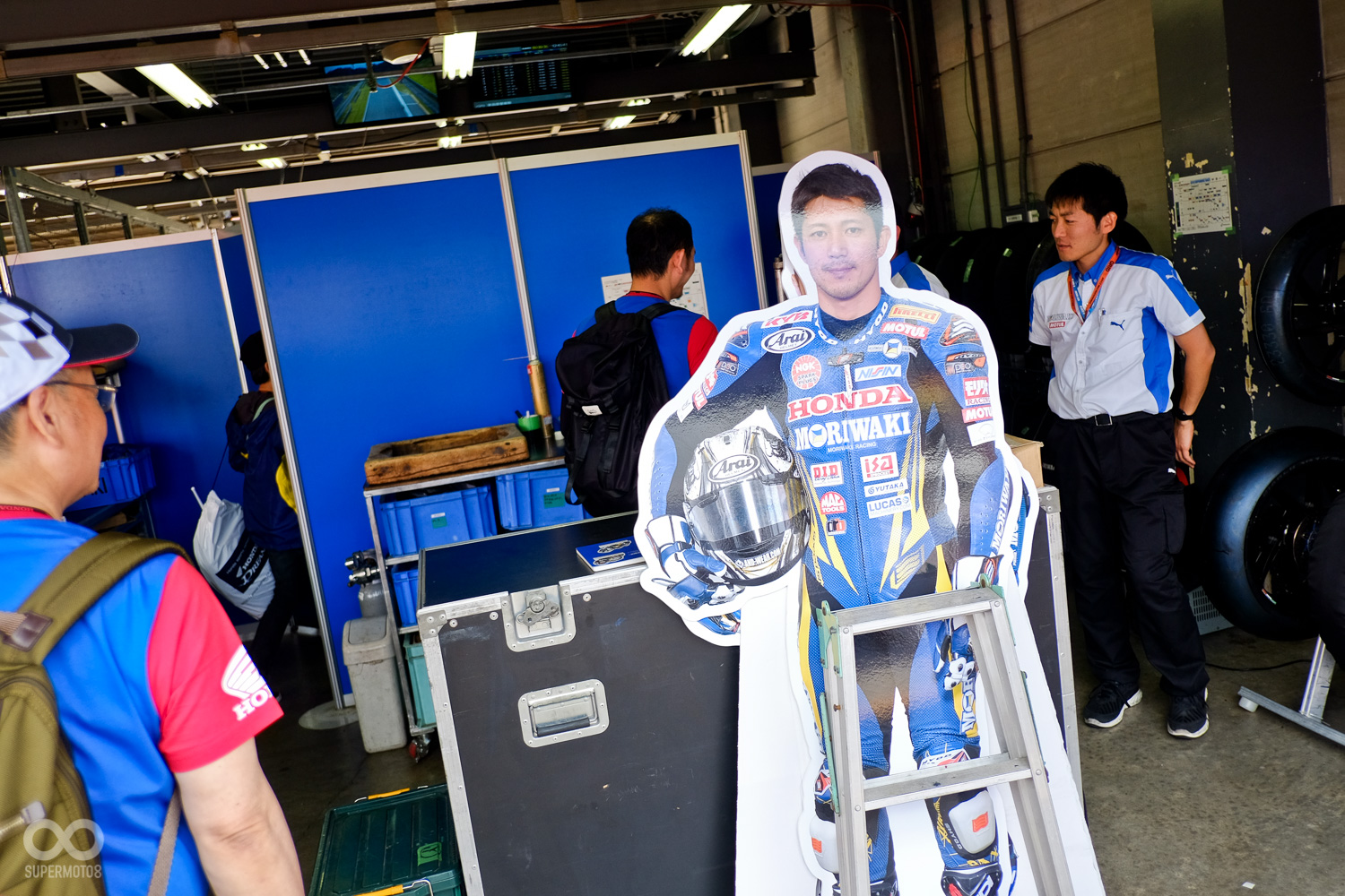 即將進入MORIWAKI 車隊整備區，與清成龍一、高橋裕紀選手碰面，這可是主辦單位特別替團員安排的待遇呢