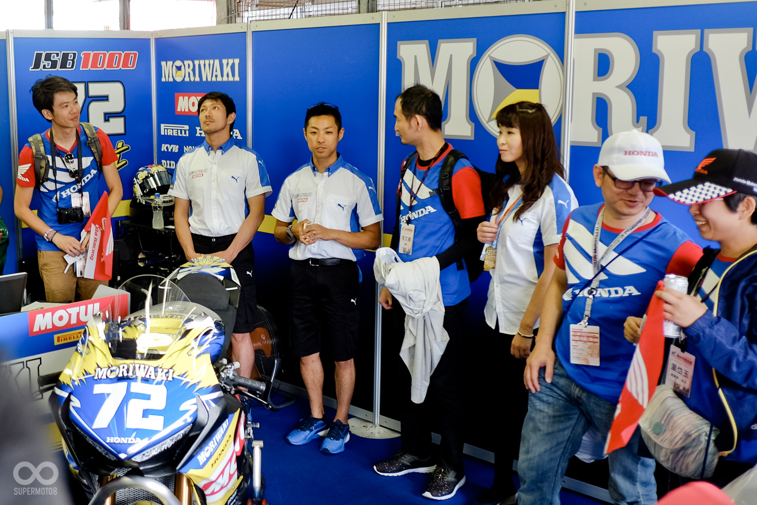 兩白衣者為MORIWAKI JSB1000 廠隊車手 清成龍一(左)，高橋裕紀(右) 