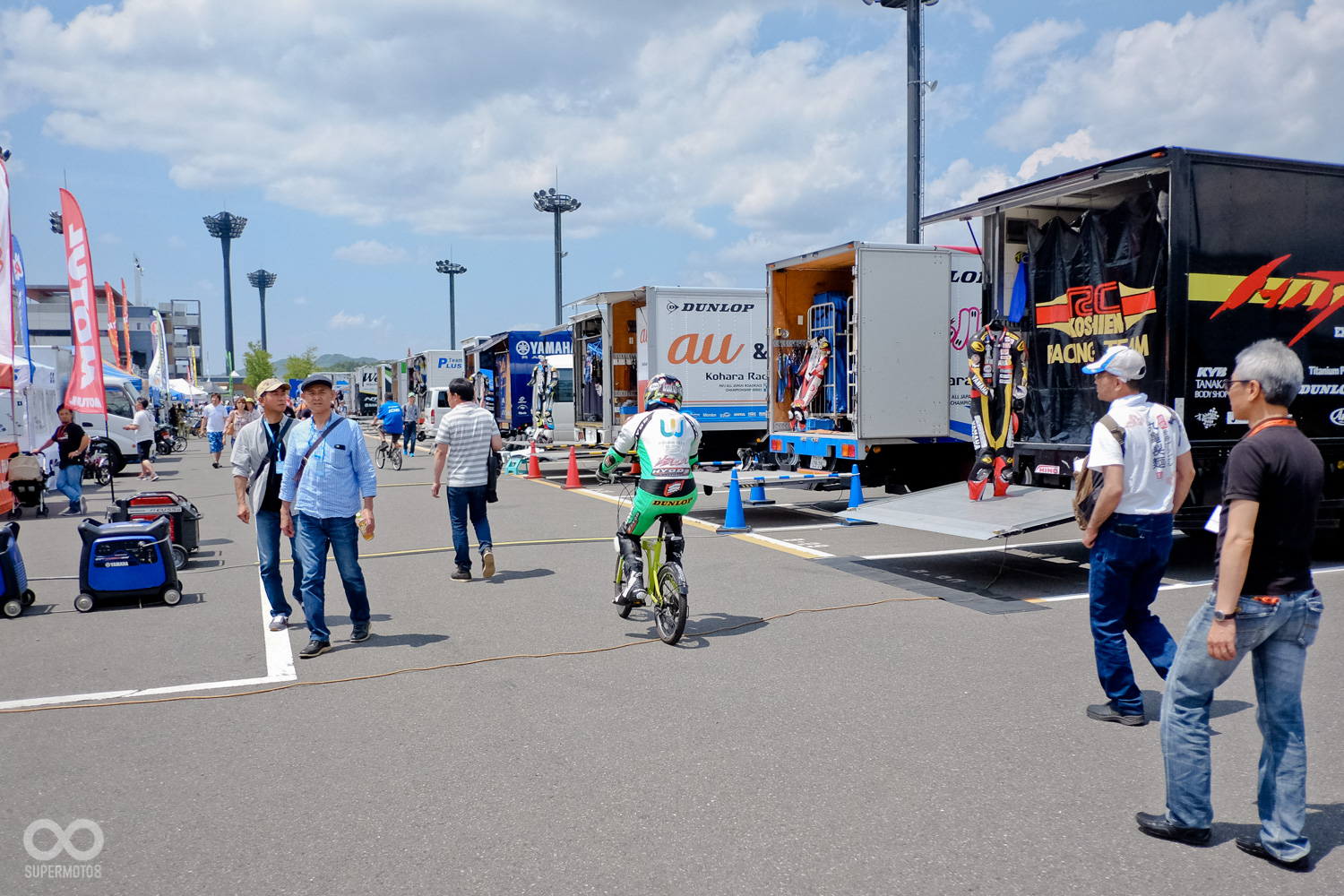 車隊貨櫃後方掛著皮衣、部分車手騎著腳踏車往來、還在休息的賽車女郎、以及此起彼落的引擎聲，讓我們實際感受到日本人對賽車的態度，相當敬業