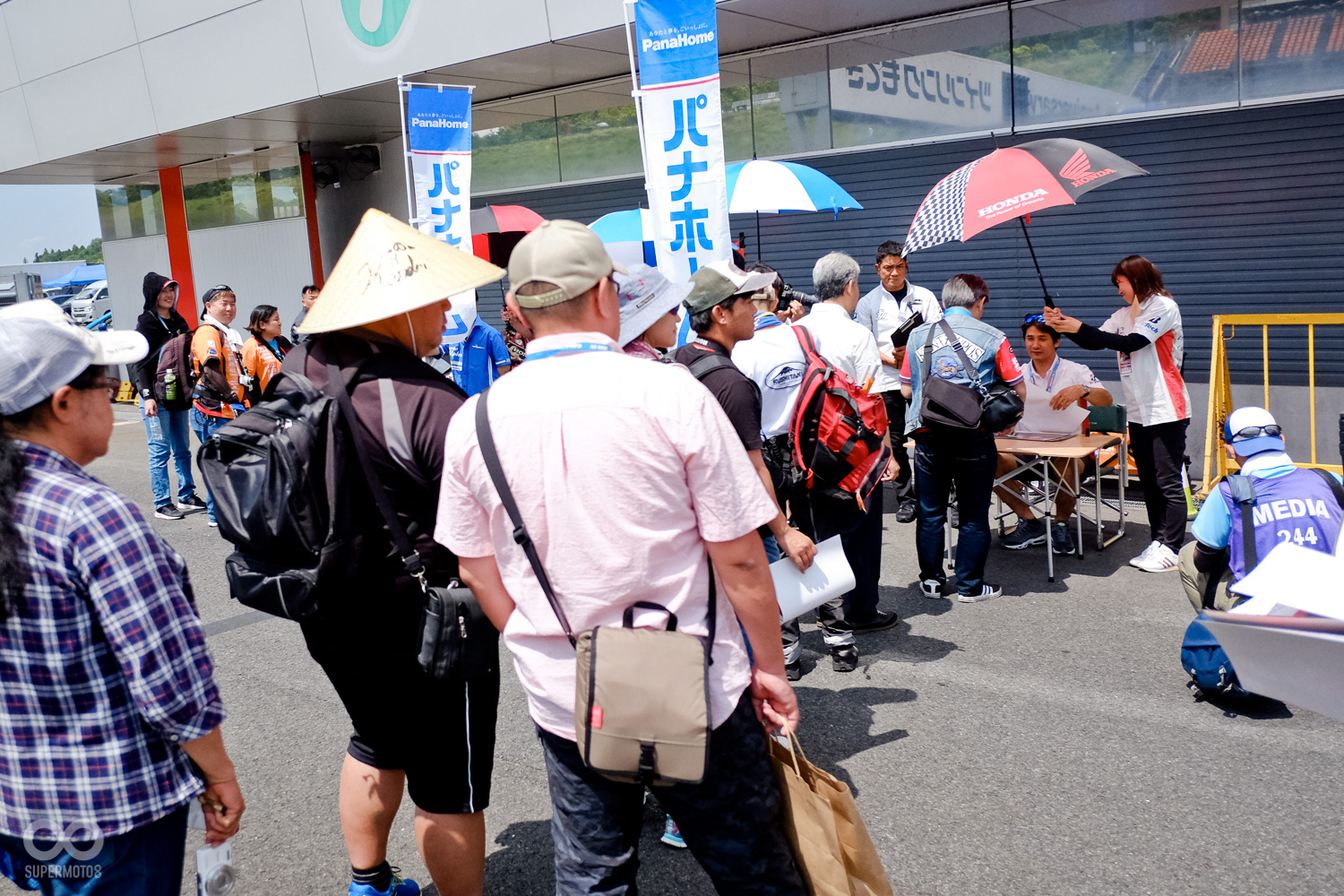 走到車庫另一邊，赫然發現等著與車手簽名合影的排隊民眾，這些車手的地位有如運動明星，讓來自台灣的我們大感意外