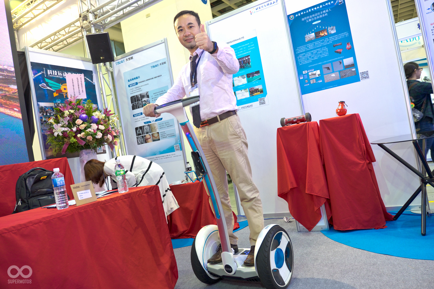 來自ninebot亞太區業務總裁 黃琛,親自和媒體介紹頂級款的 ninebot e+