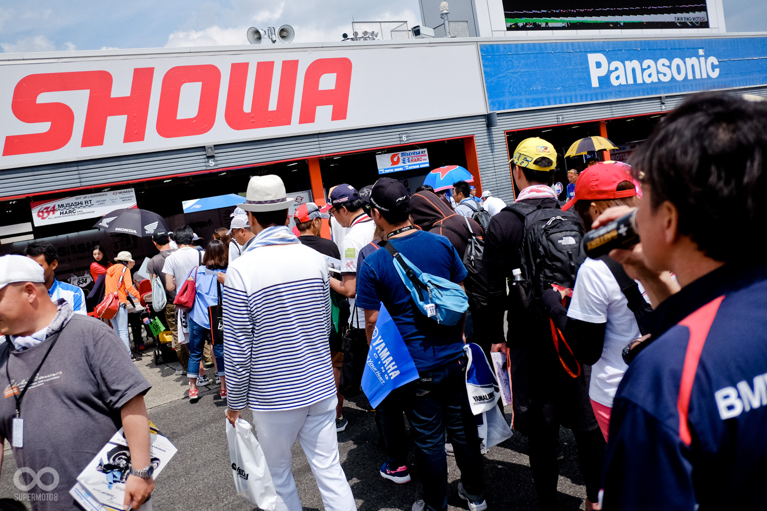 這裡可以看出日本一般民眾對賽車運動的熱情,不分男女老少都來排隊,與喜愛的車手簽名合照留念