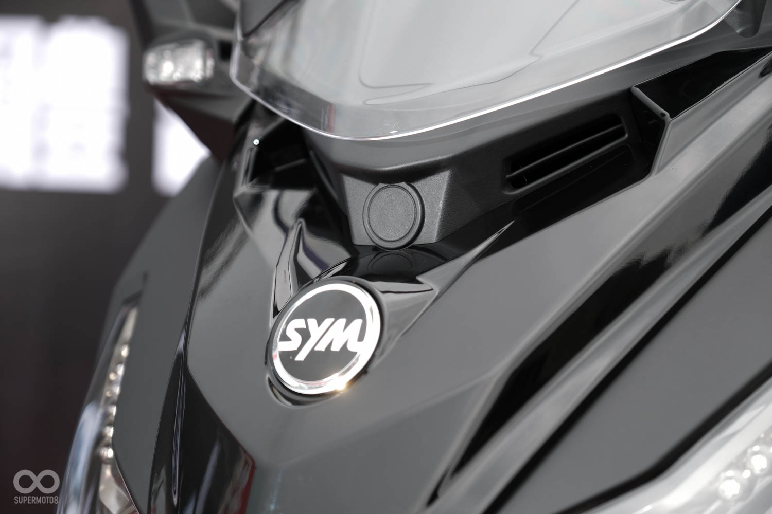 在風鏡下緣預留了行車記錄器的安裝孔位,方便車主日後加裝