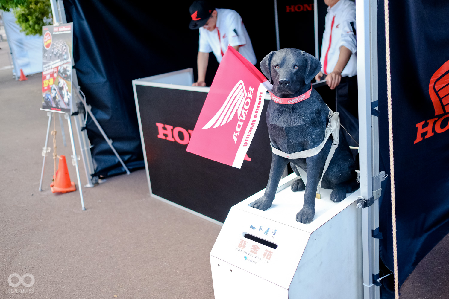 HONDA 攤位前有為導盲犬募資的捐獻箱